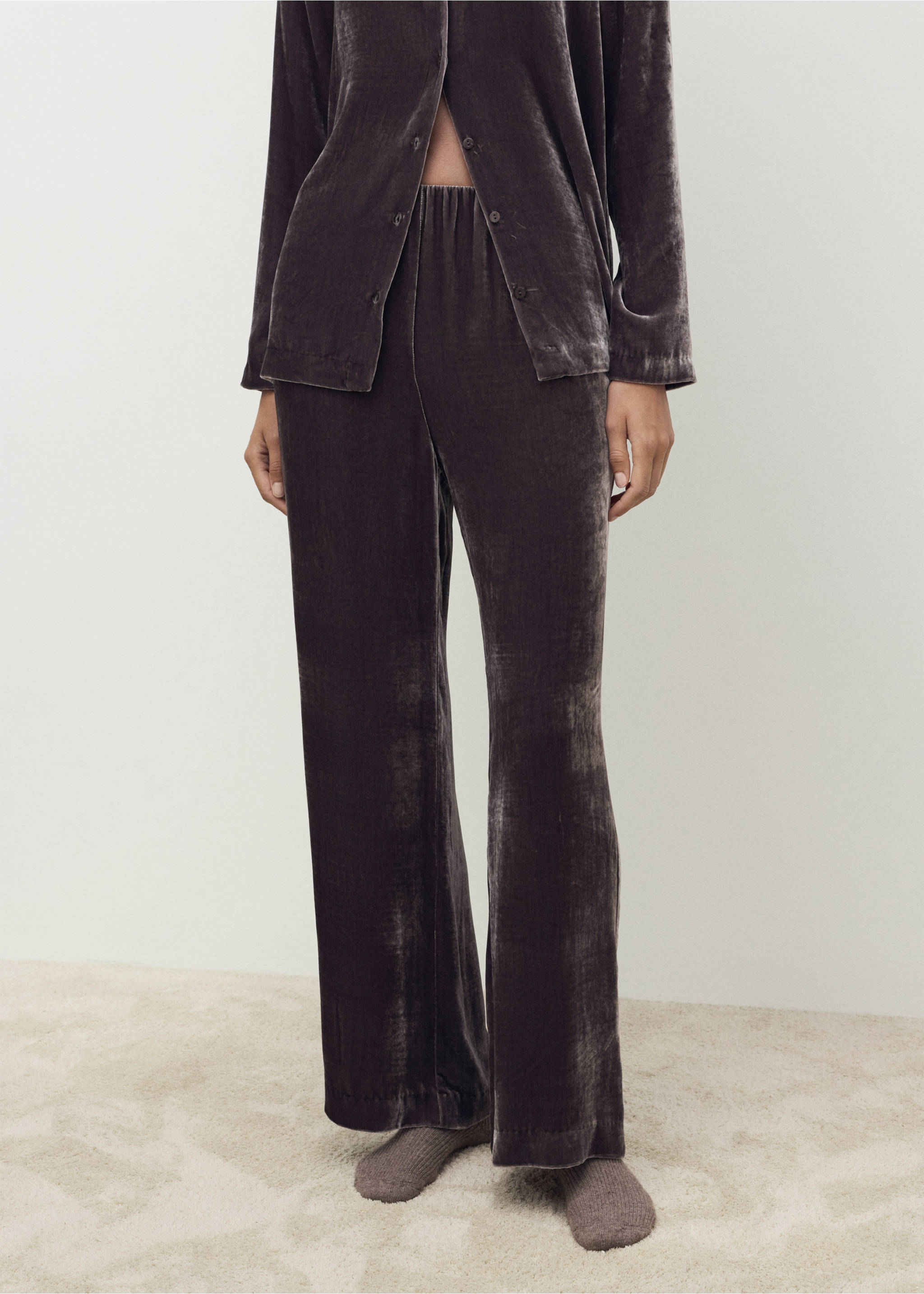Pantalon velours soie - Plan moyen, Mûre. Ref: 17014114-00.