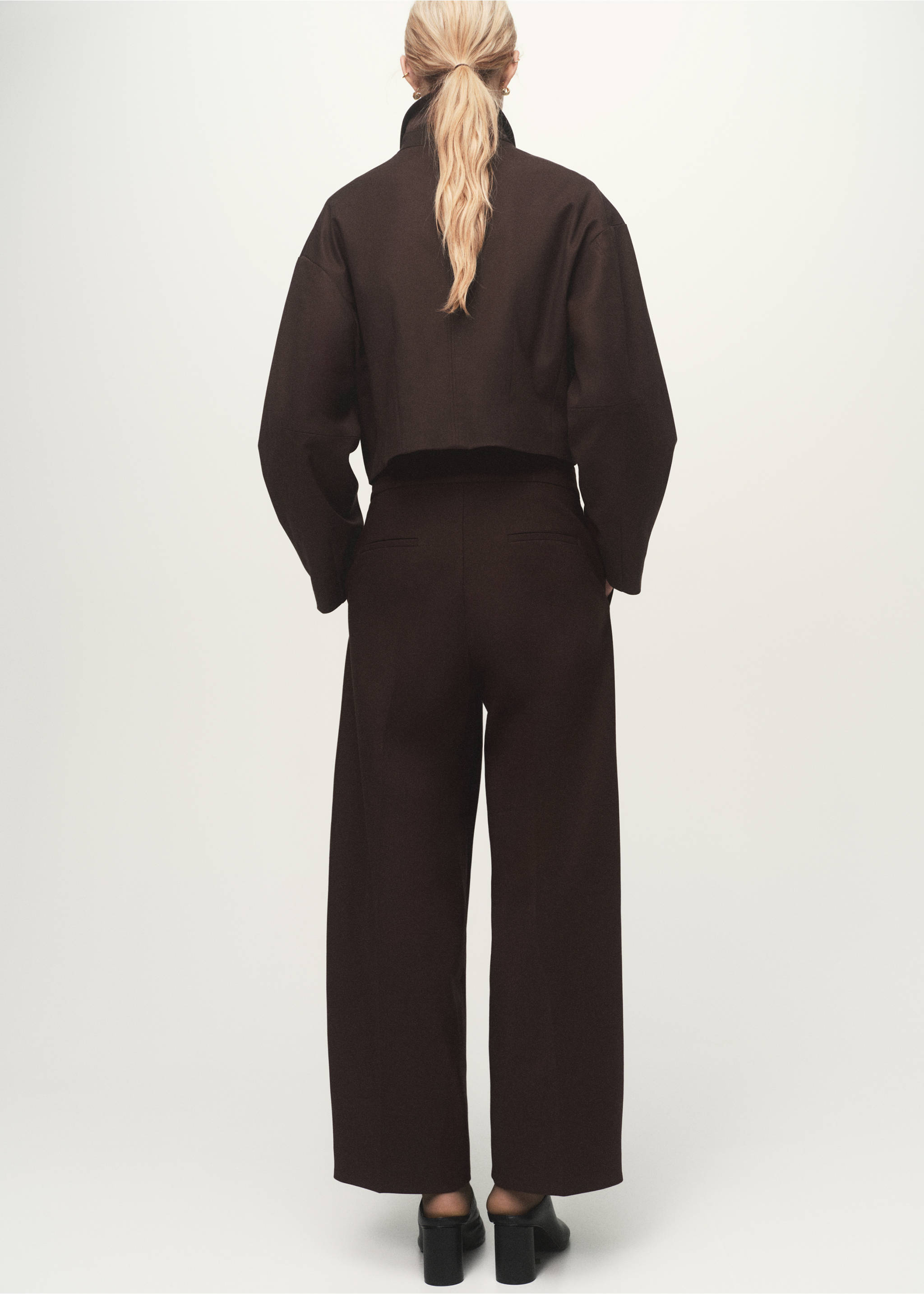 Pleated wide leg trousers - Reverse of the article, Chocolate. Ref: 17014122-00.