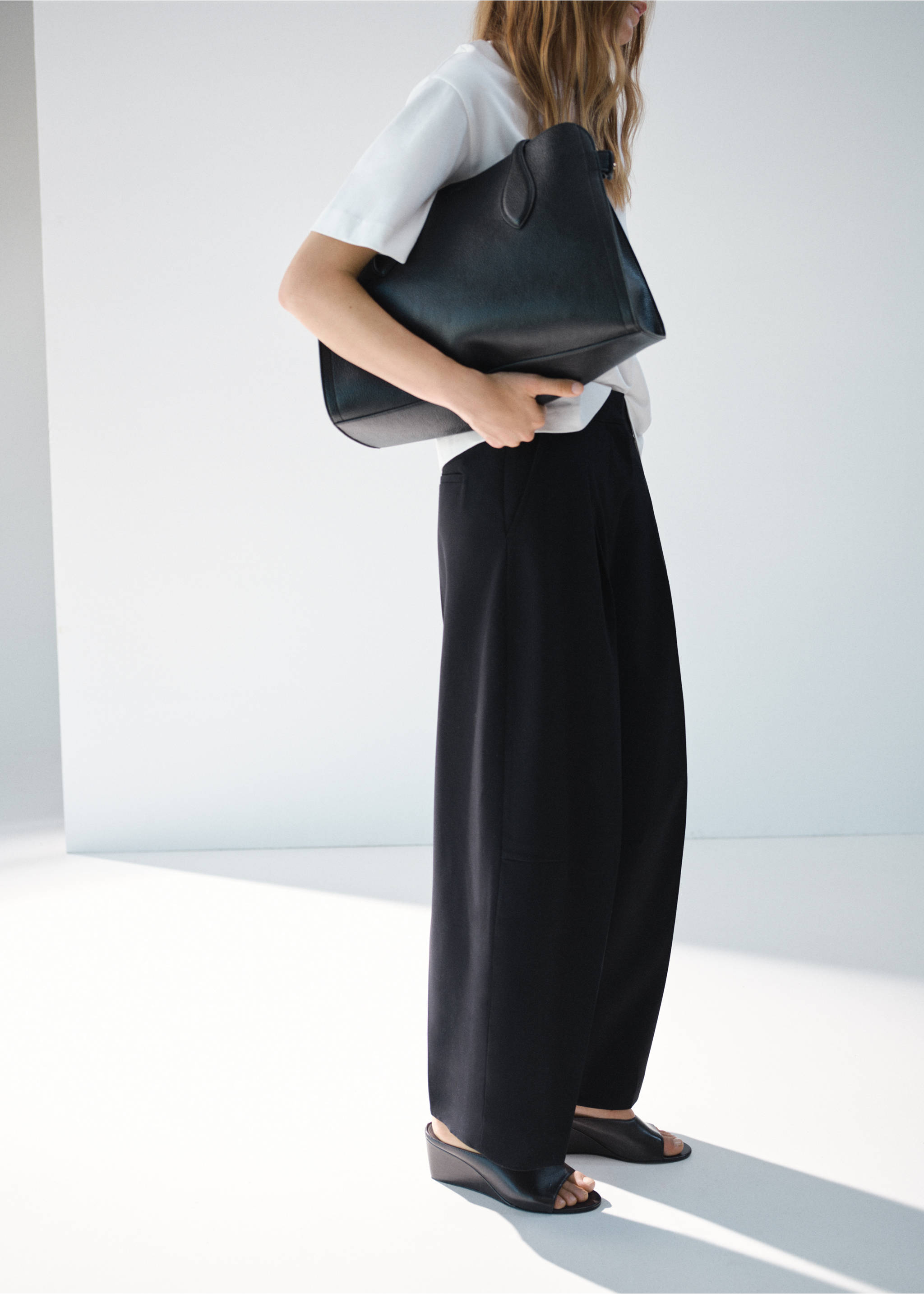 Pleated wide leg trousers - Details of the article 3, Black. Ref: 17014122-00.