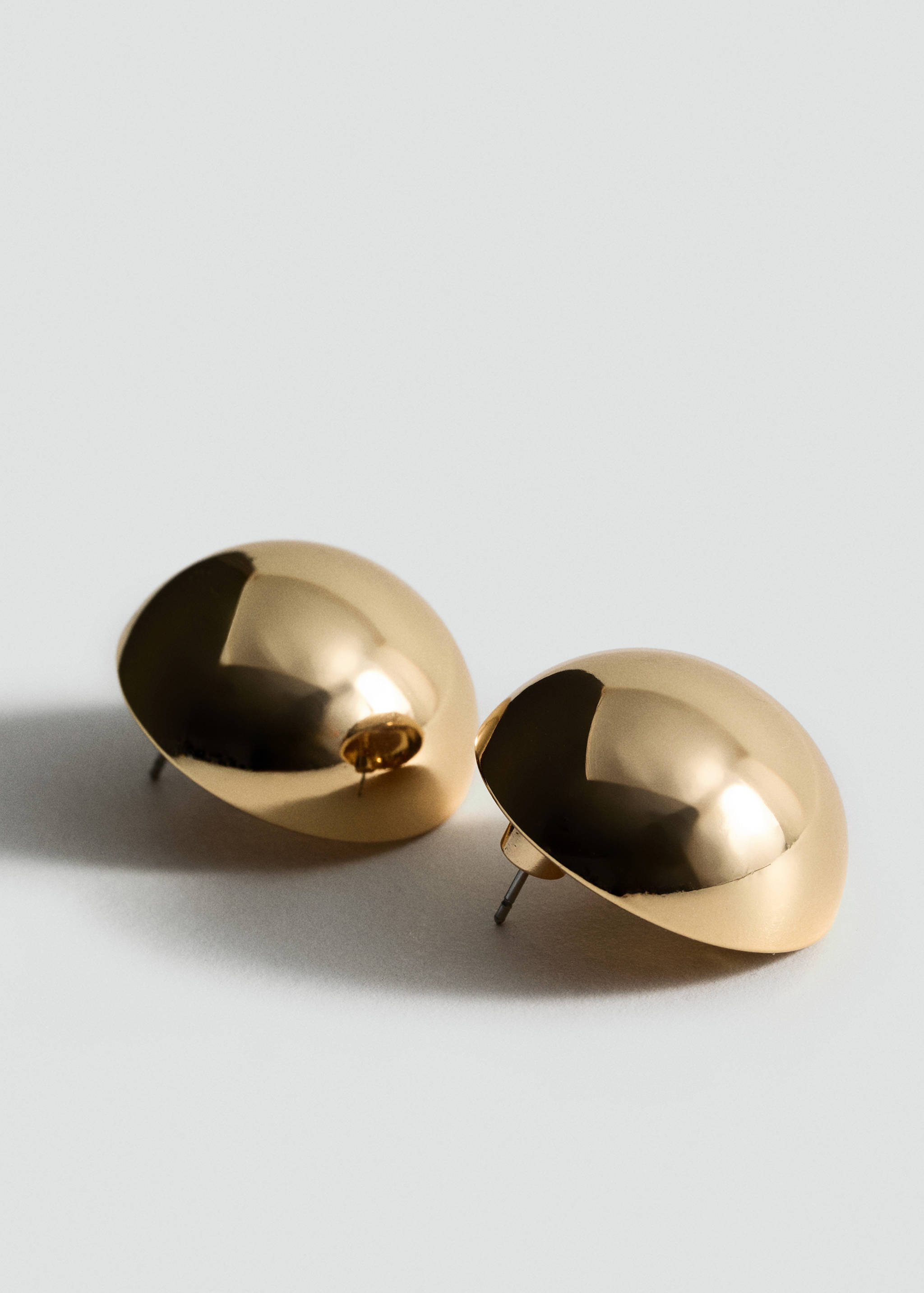 Brincos redondos com volume - Plano médio