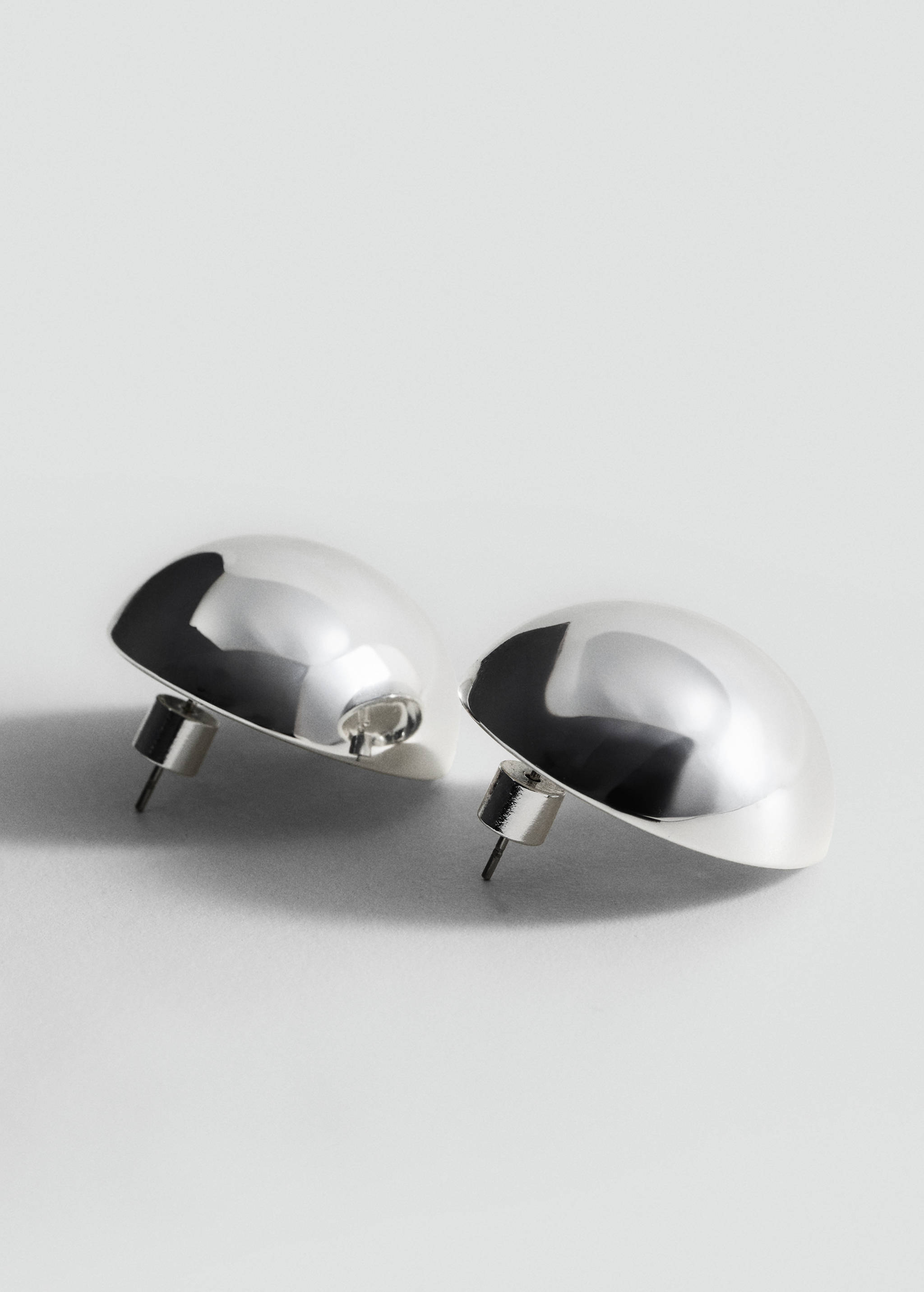 Brincos redondos com volume - Plano médio