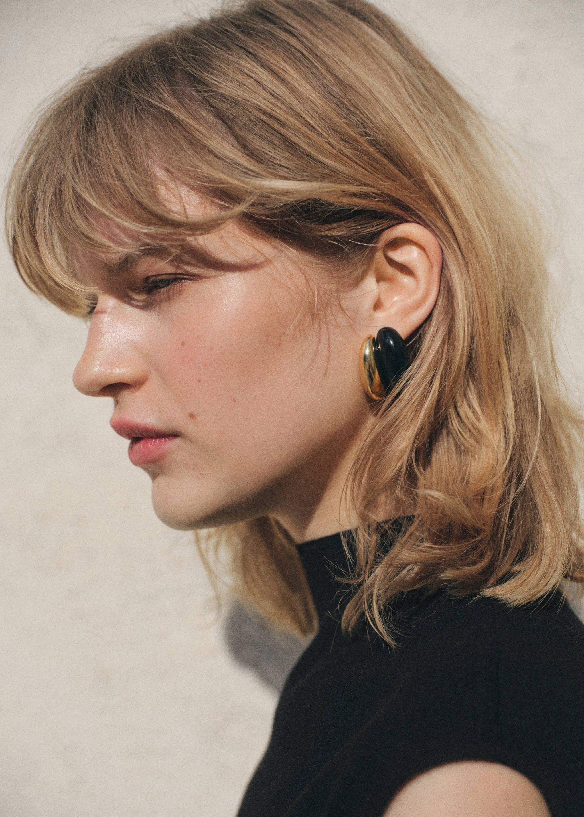 Brincos de resina combinados - Plano geral