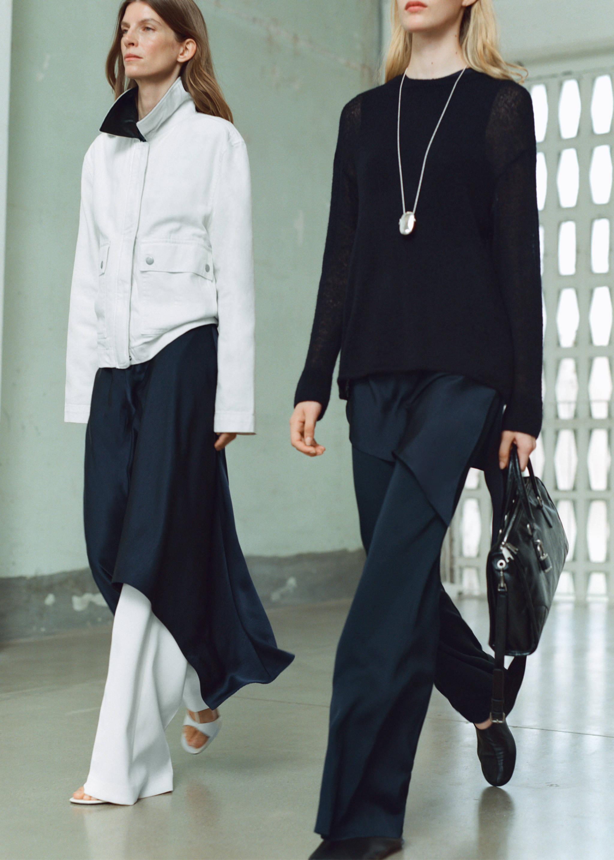 Long flared trousers - Details of the article 4