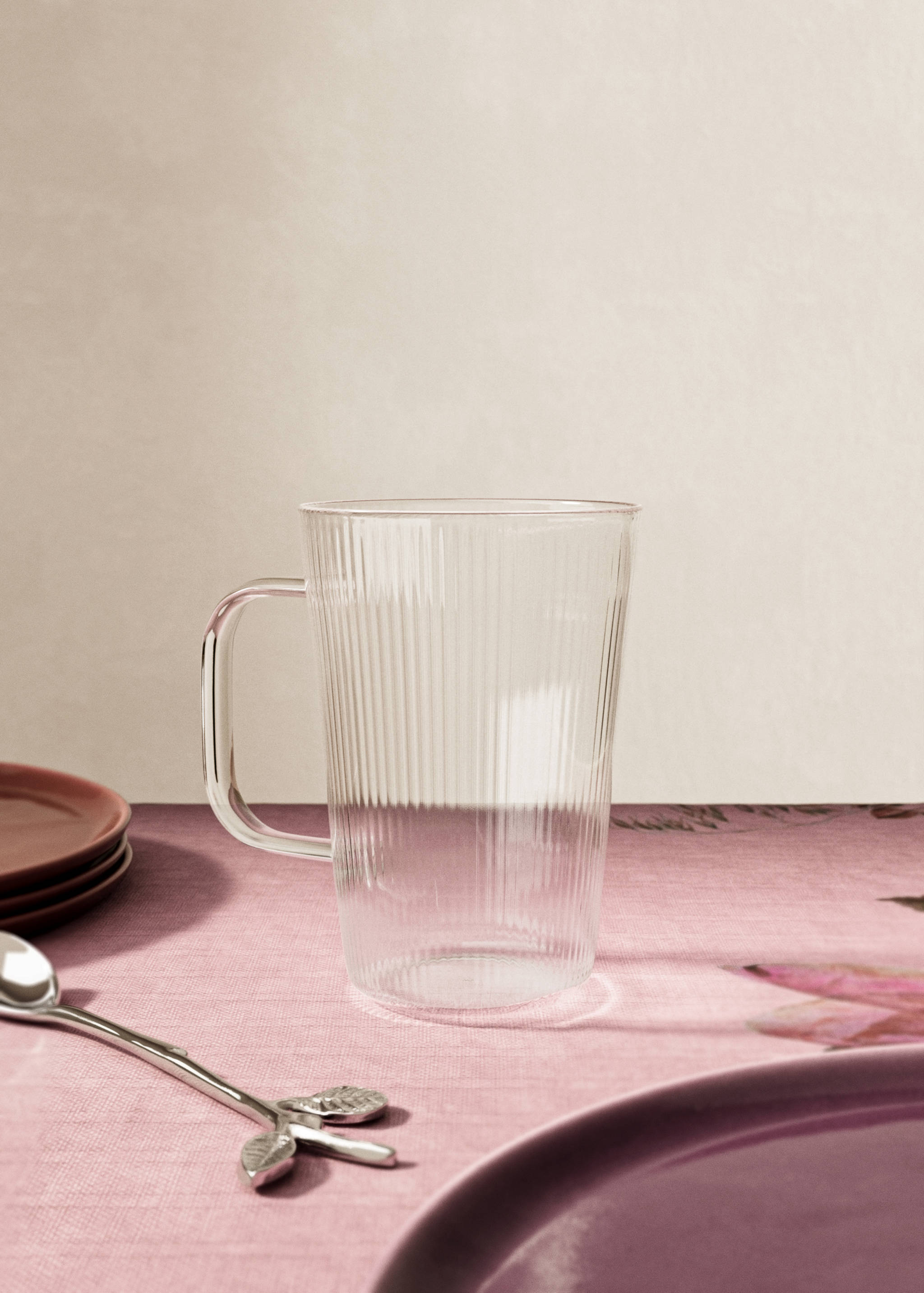 Chávena de borossilicato com riscas em relevo - Plano geral