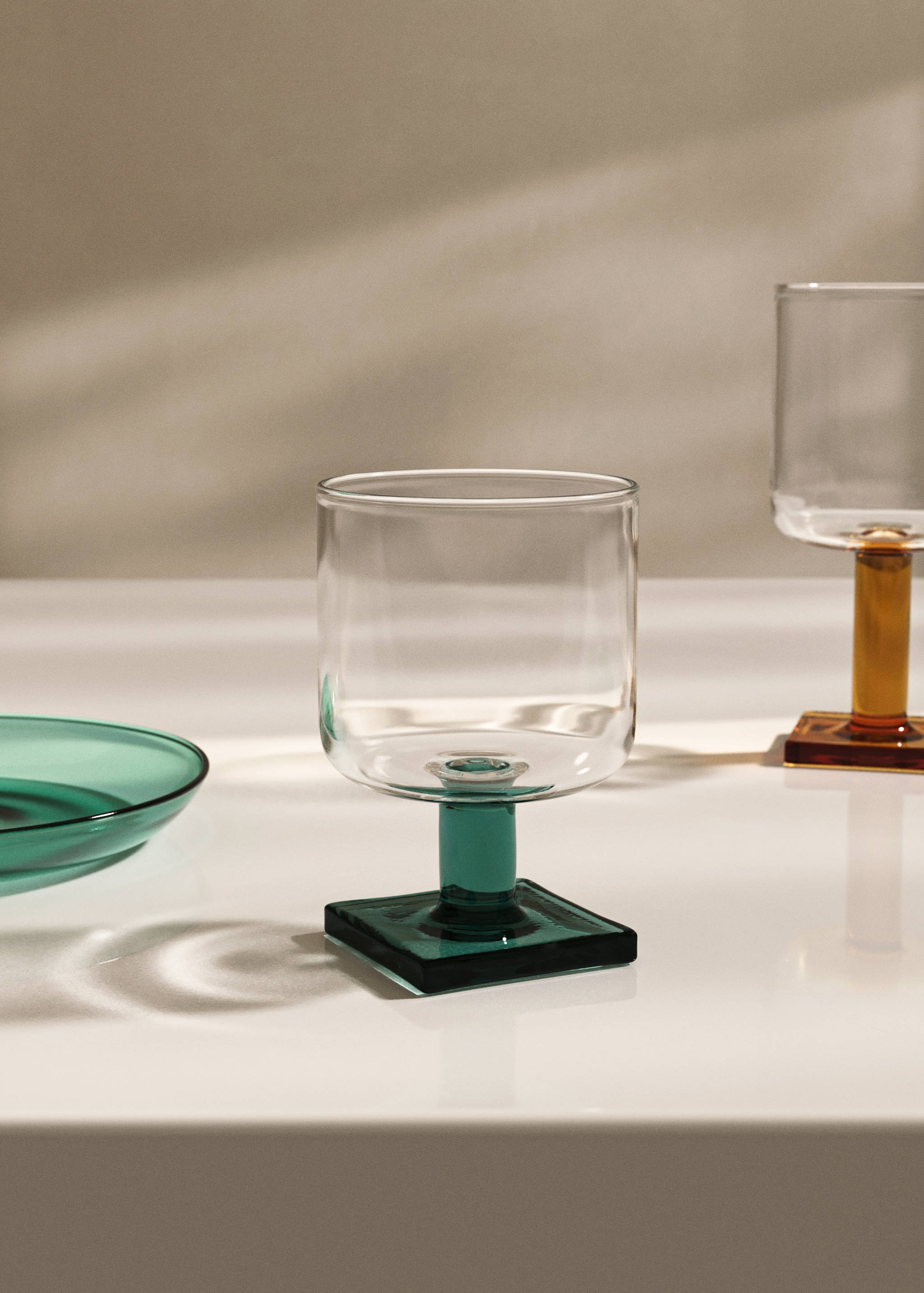 Kieliszek ze szkła borokrzemianowego z kolorową podstawą - Plan ogólny