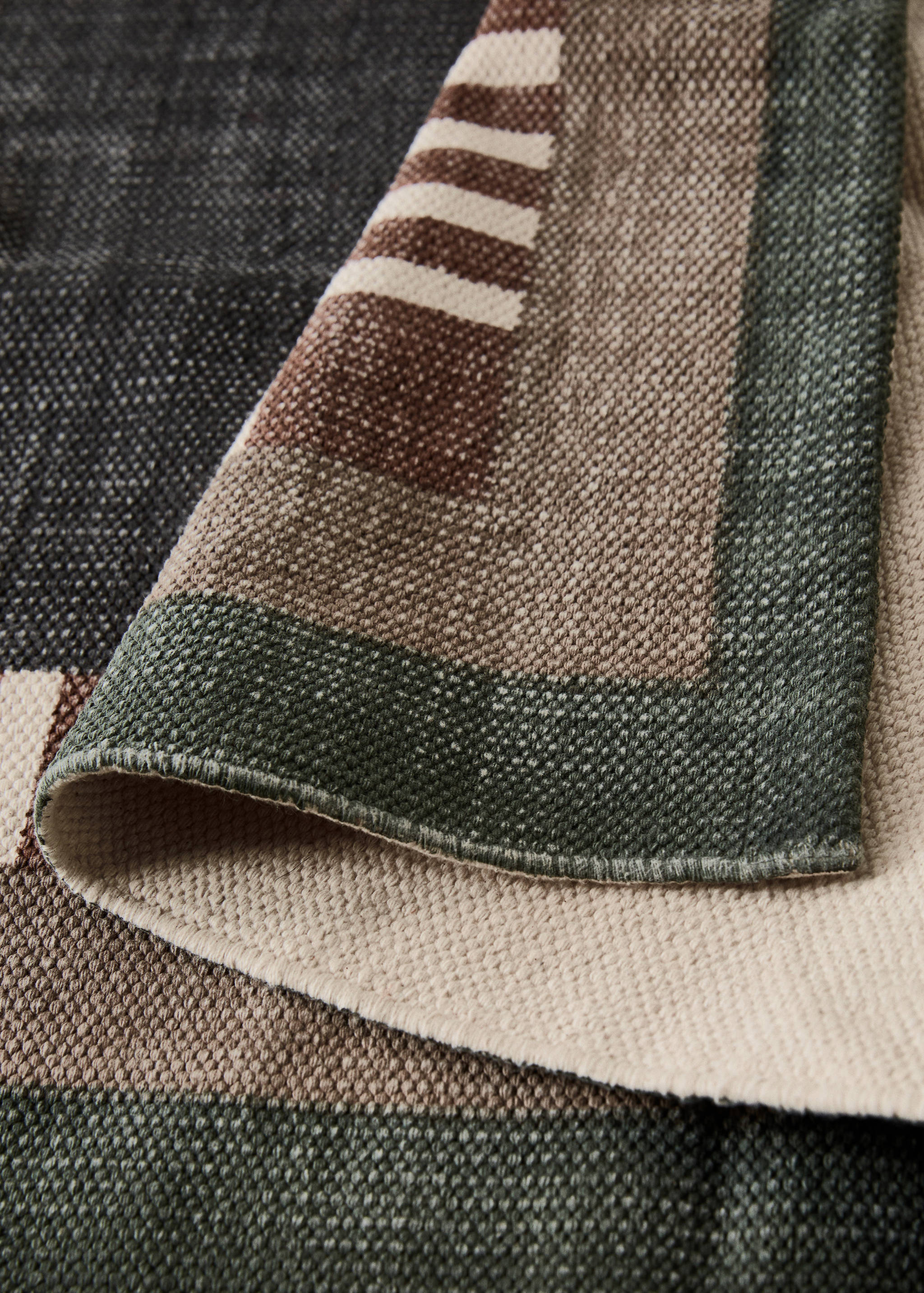 Cotton rug with geometric pattern - Details of the article 1