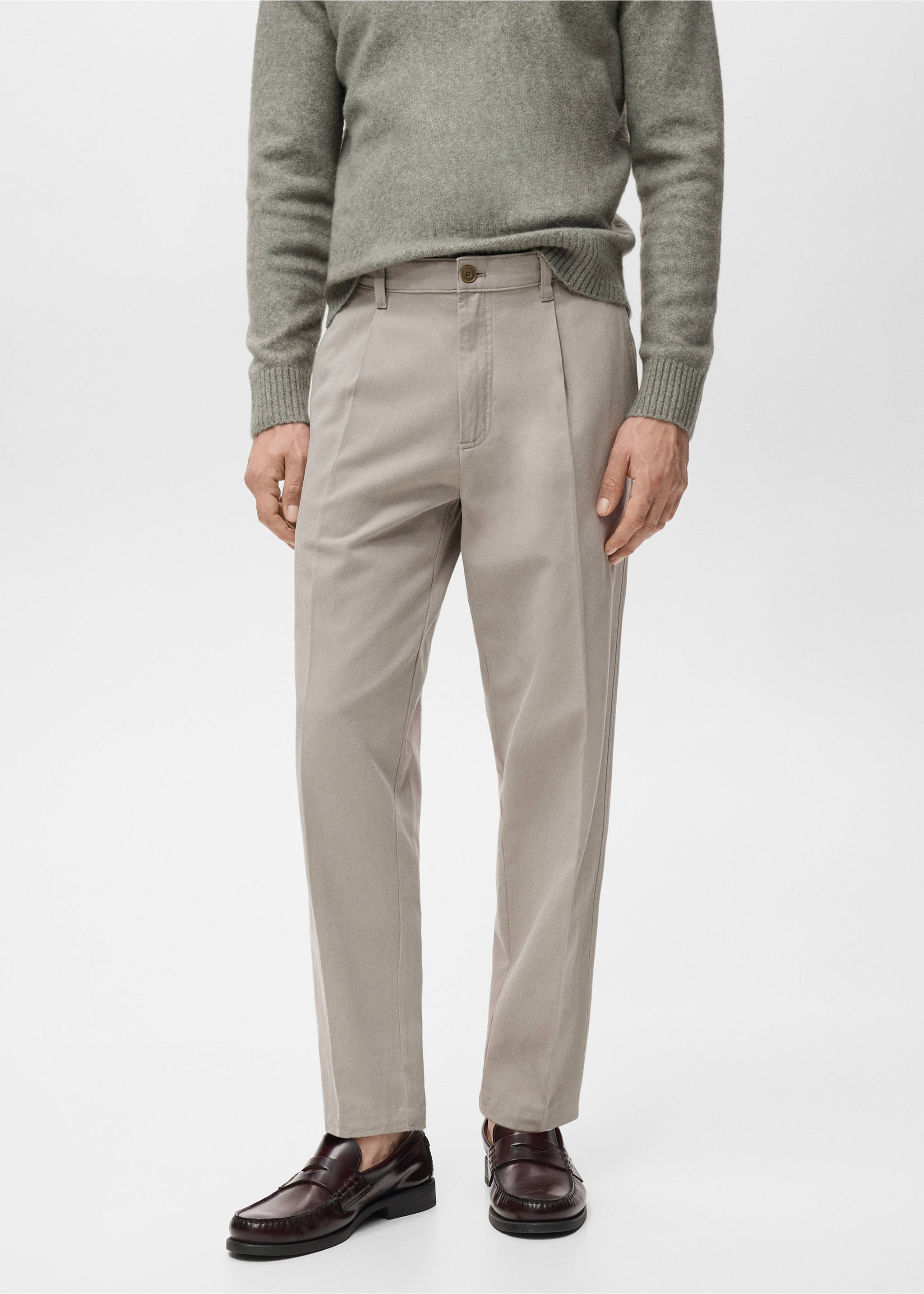 Pantalon droit à plis en coton lyocell - Plan moyen, Gris clair/pastel. Ref: 17015142-00.