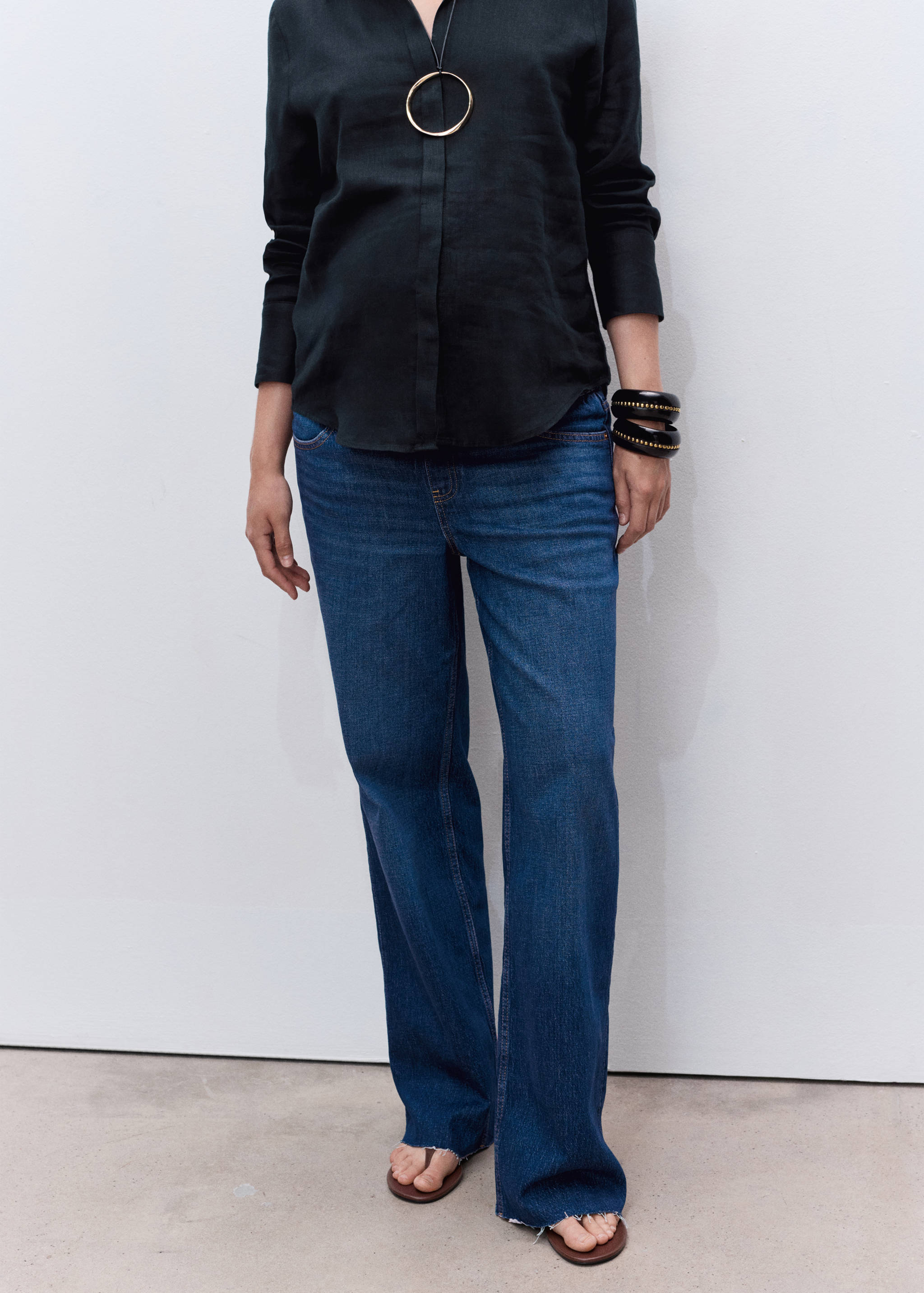 Jean large de grossesse - Plan moyen