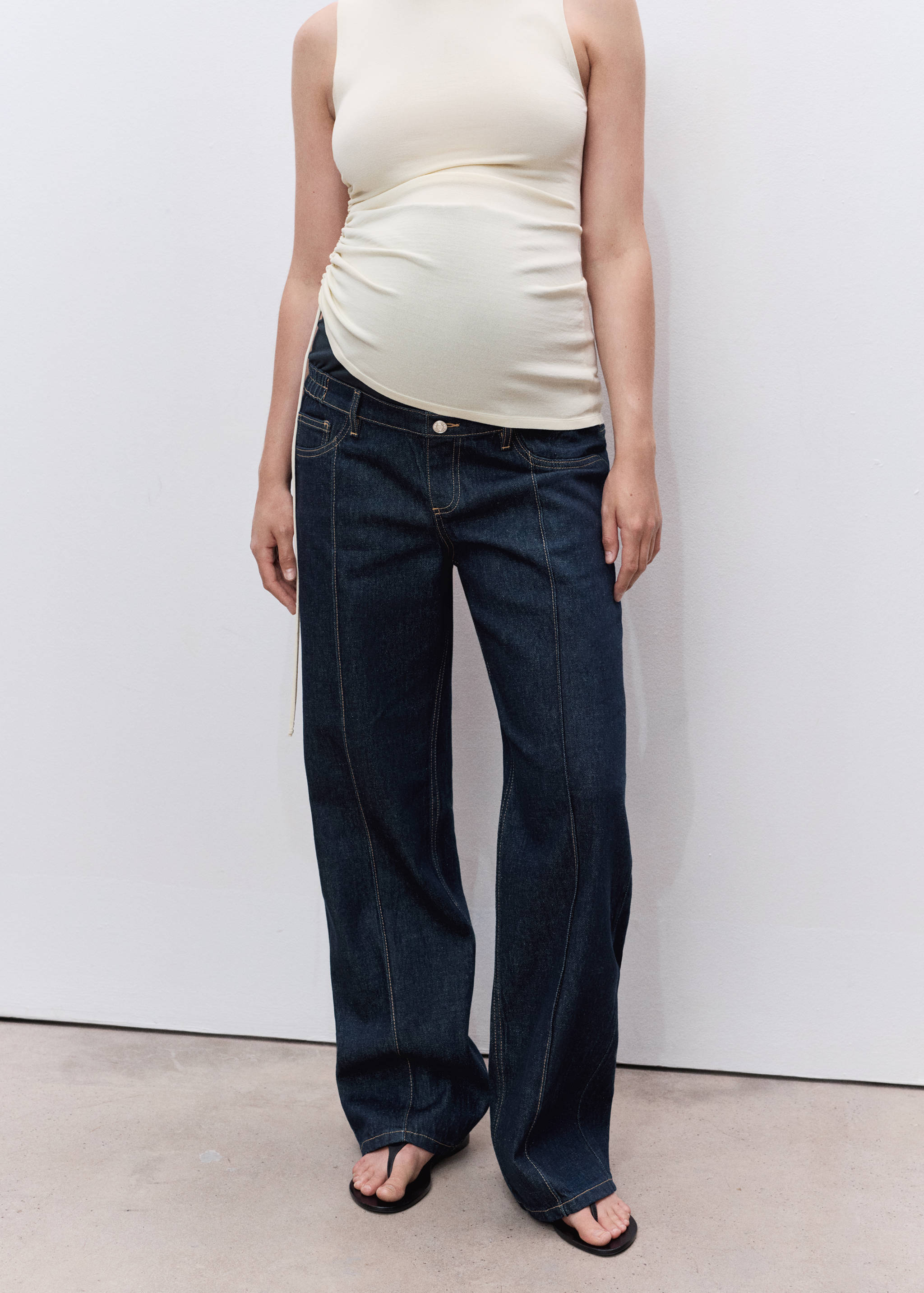 Proste jeansy ciążowe z przeszyciami - Plan średni