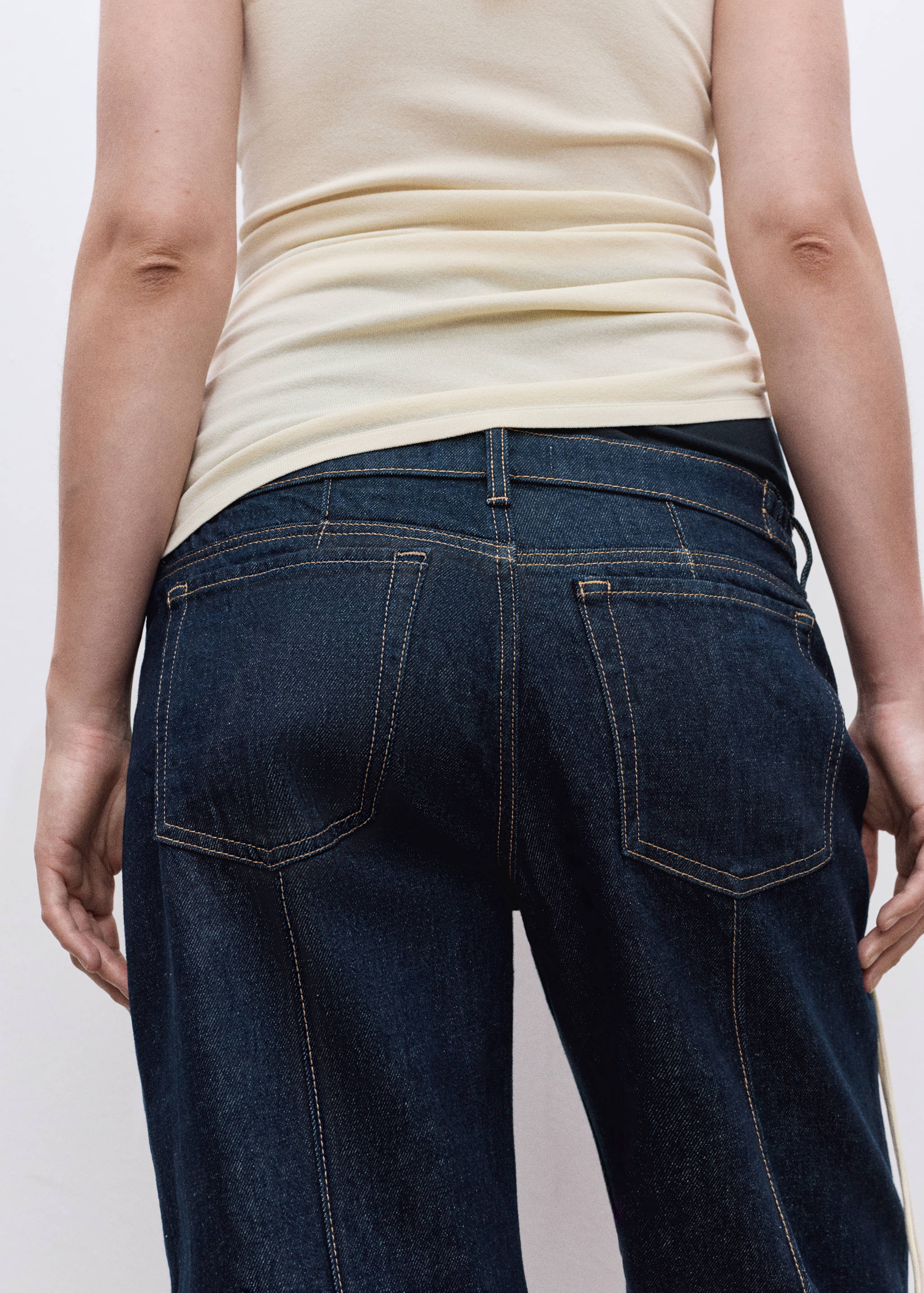 Proste jeansy ciążowe z przeszyciami - Szczegóły artykułu 6