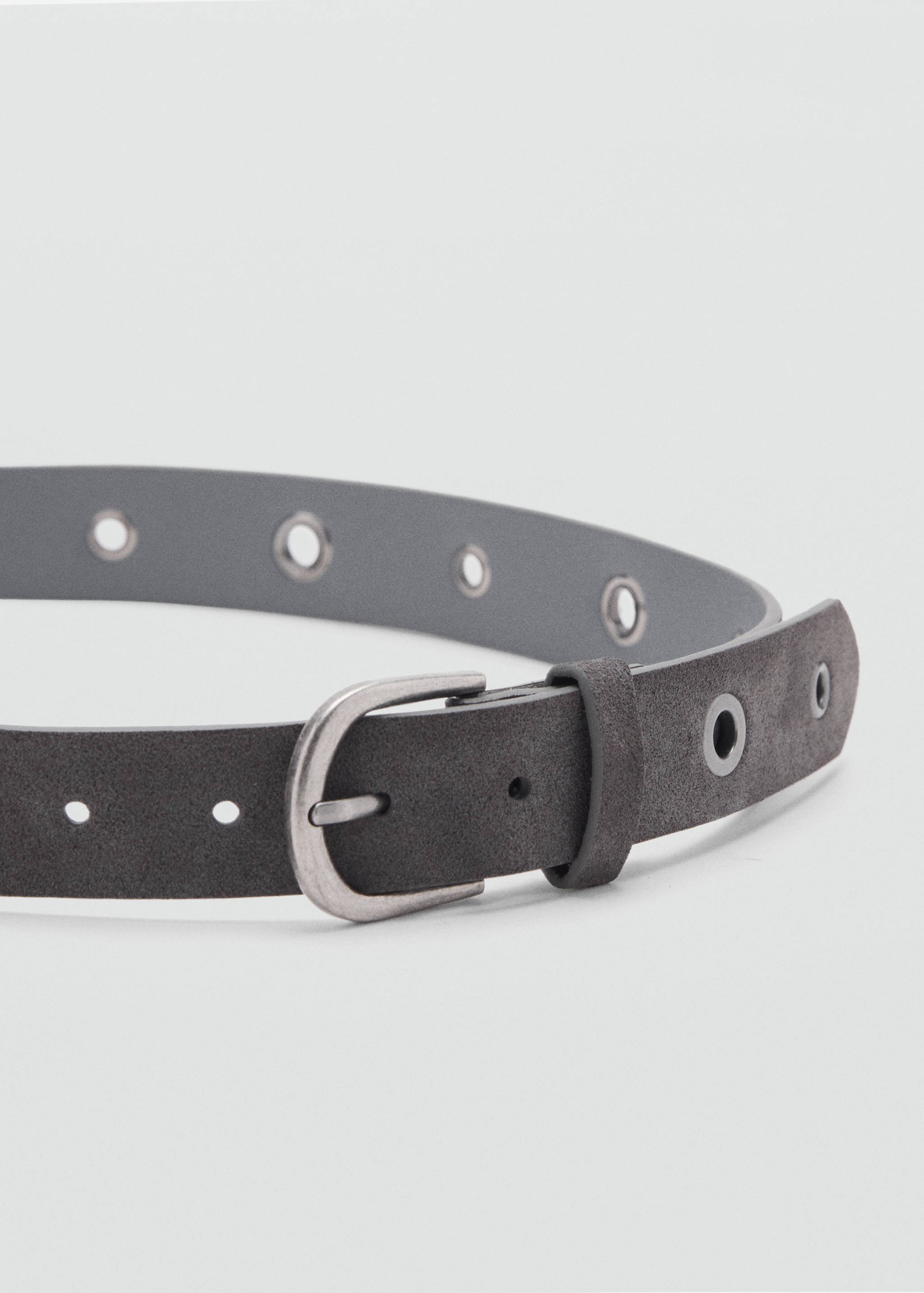 Ремень с металлическими люверсами - Средний план