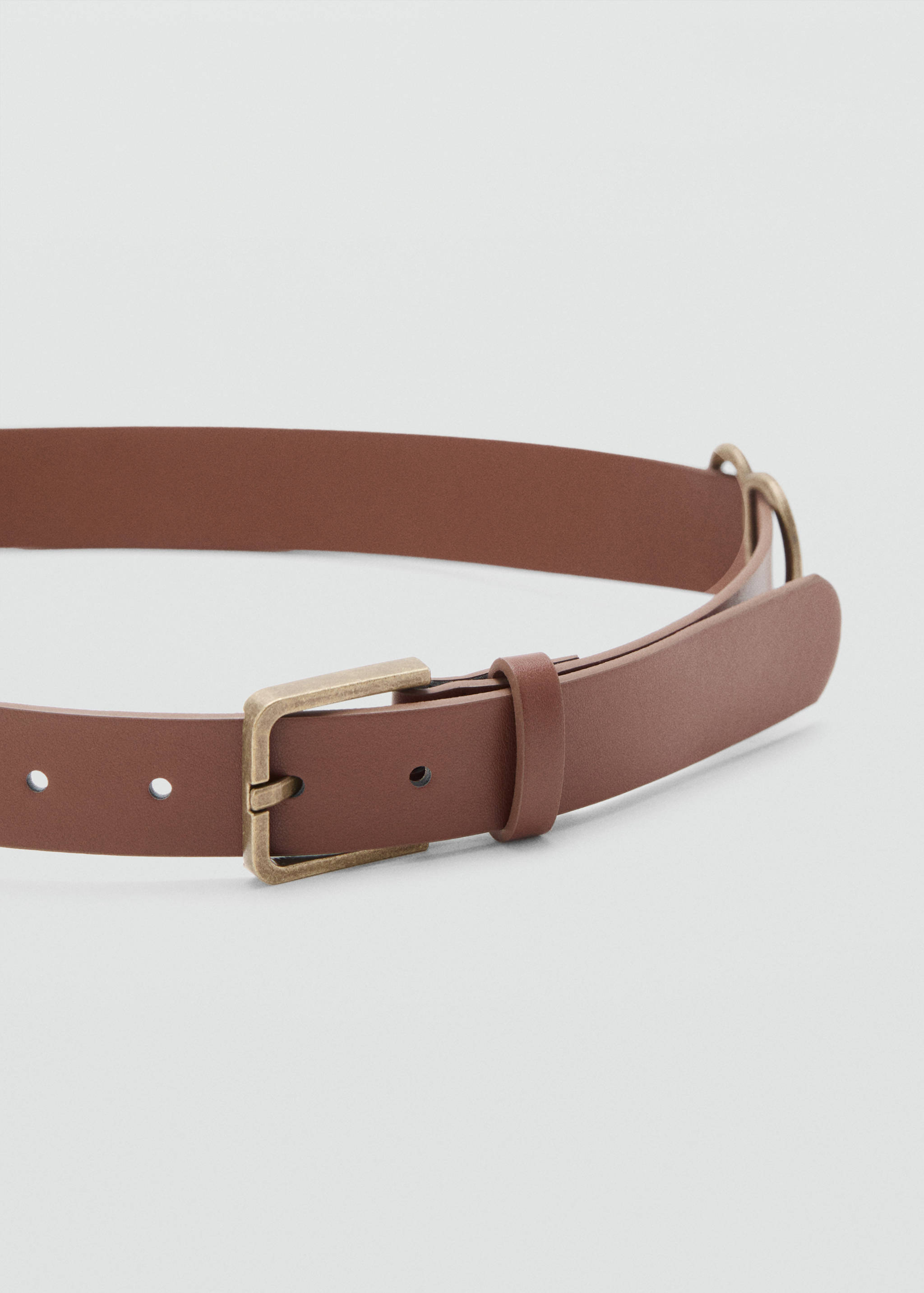 Ремень с металлическими сердечками - Средний план