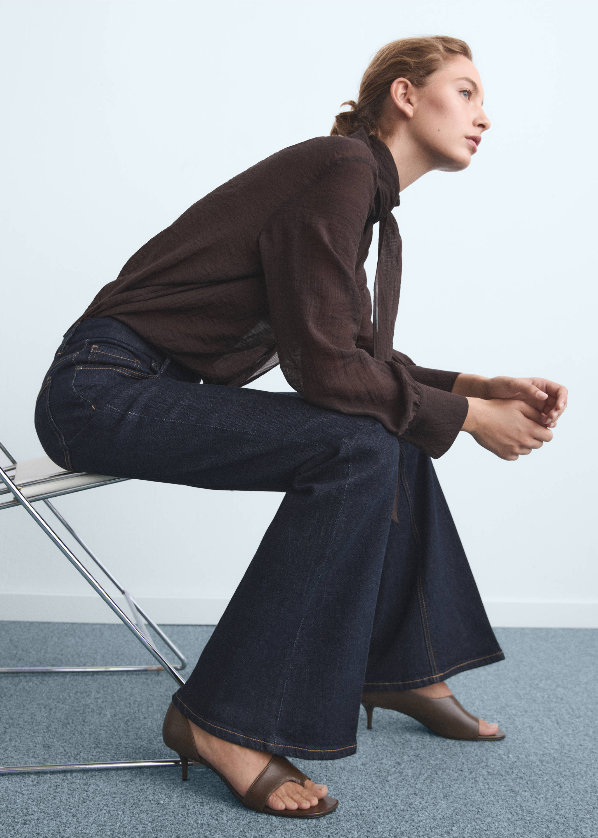 Violet flared high-rise jeans - Details of the article 2, Open Blue. Ref: 17015805-00.