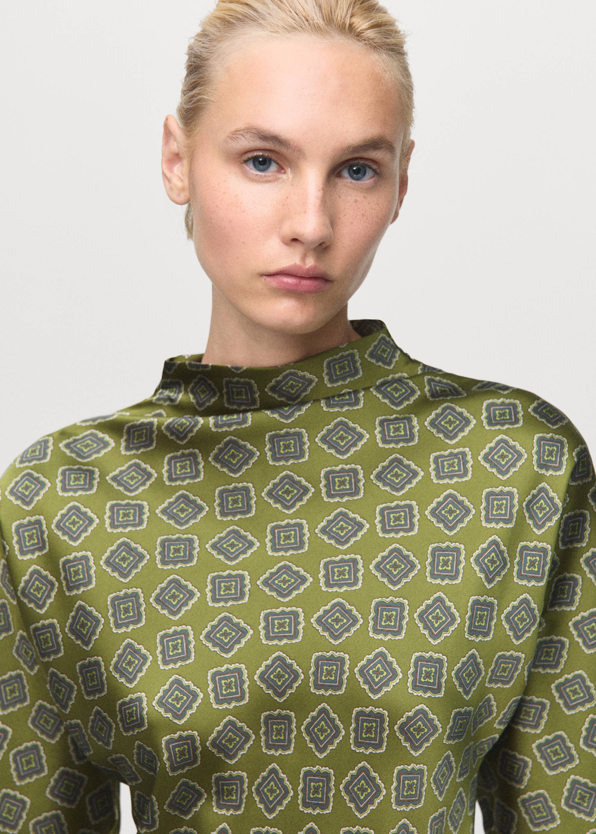 Φόρεμα σατέν εμπριμέ με ψηλό λαιμό - Λεπτομέρεια του προϊόντος 1