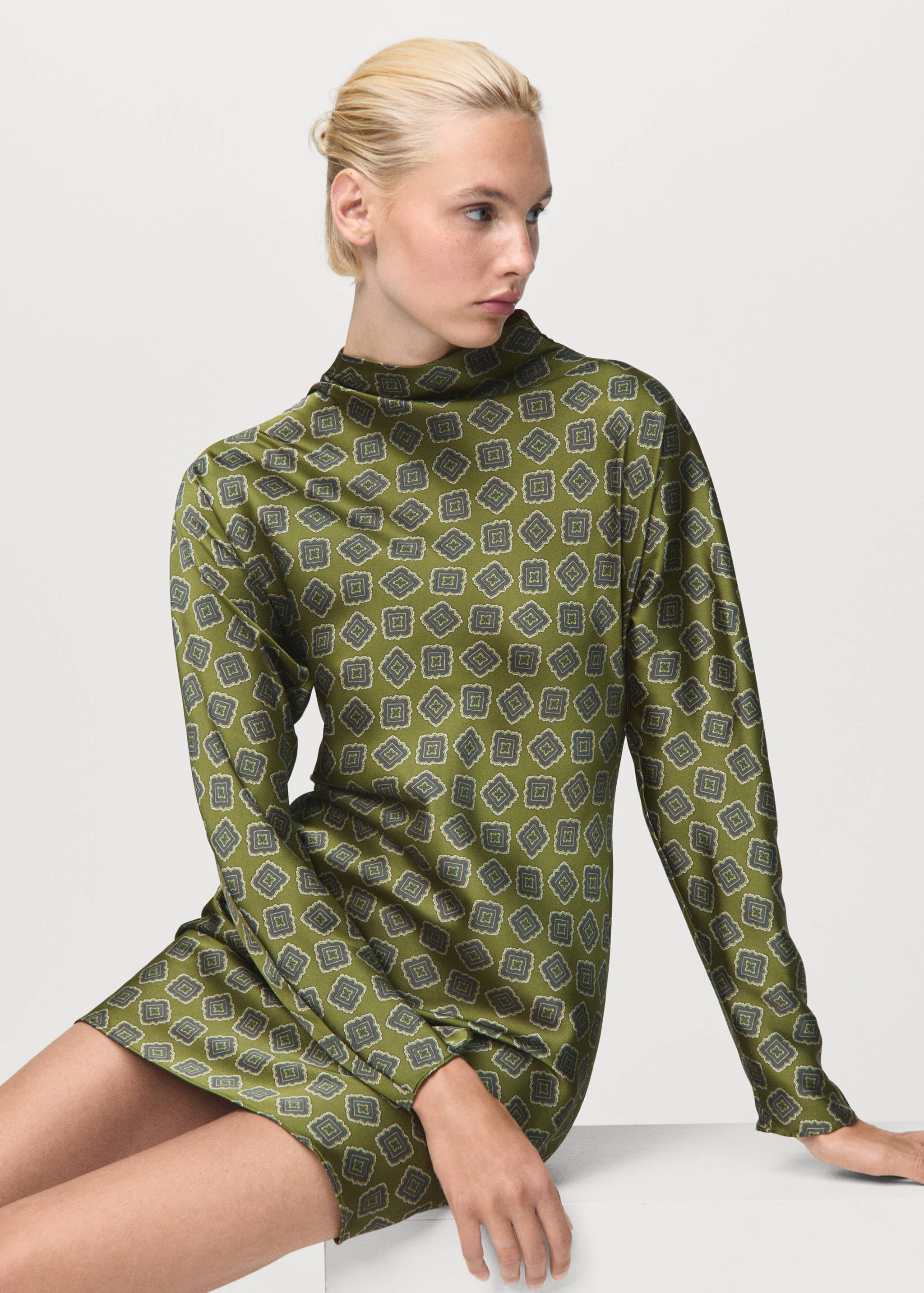 Φόρεμα σατέν εμπριμέ με ψηλό λαιμό - Λεπτομέρεια του προϊόντος 2