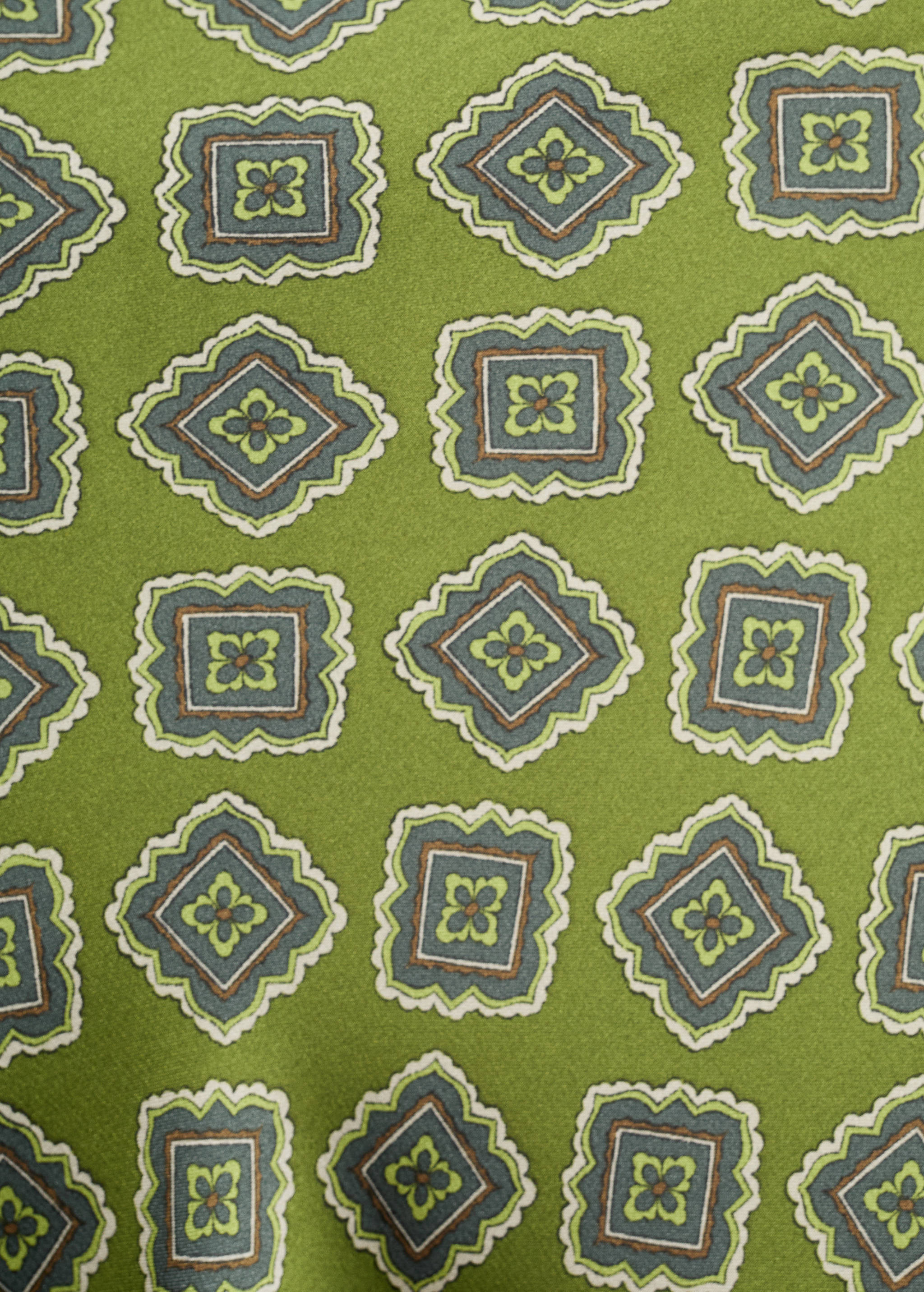 Φόρεμα σατέν εμπριμέ με ψηλό λαιμό - Λεπτομέρεια του προϊόντος 8