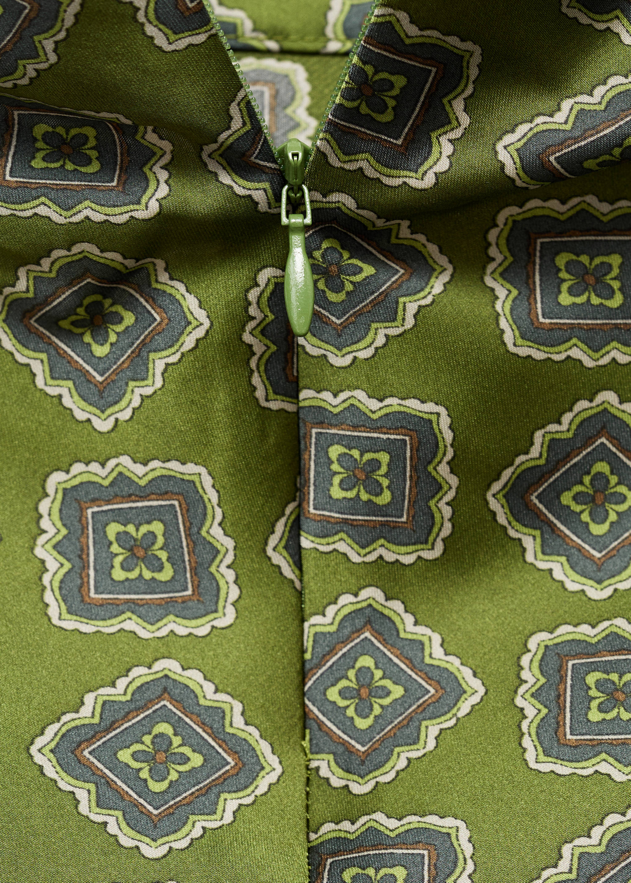 Φόρεμα σατέν εμπριμέ με ψηλό λαιμό - Λεπτομέρεια του προϊόντος 0