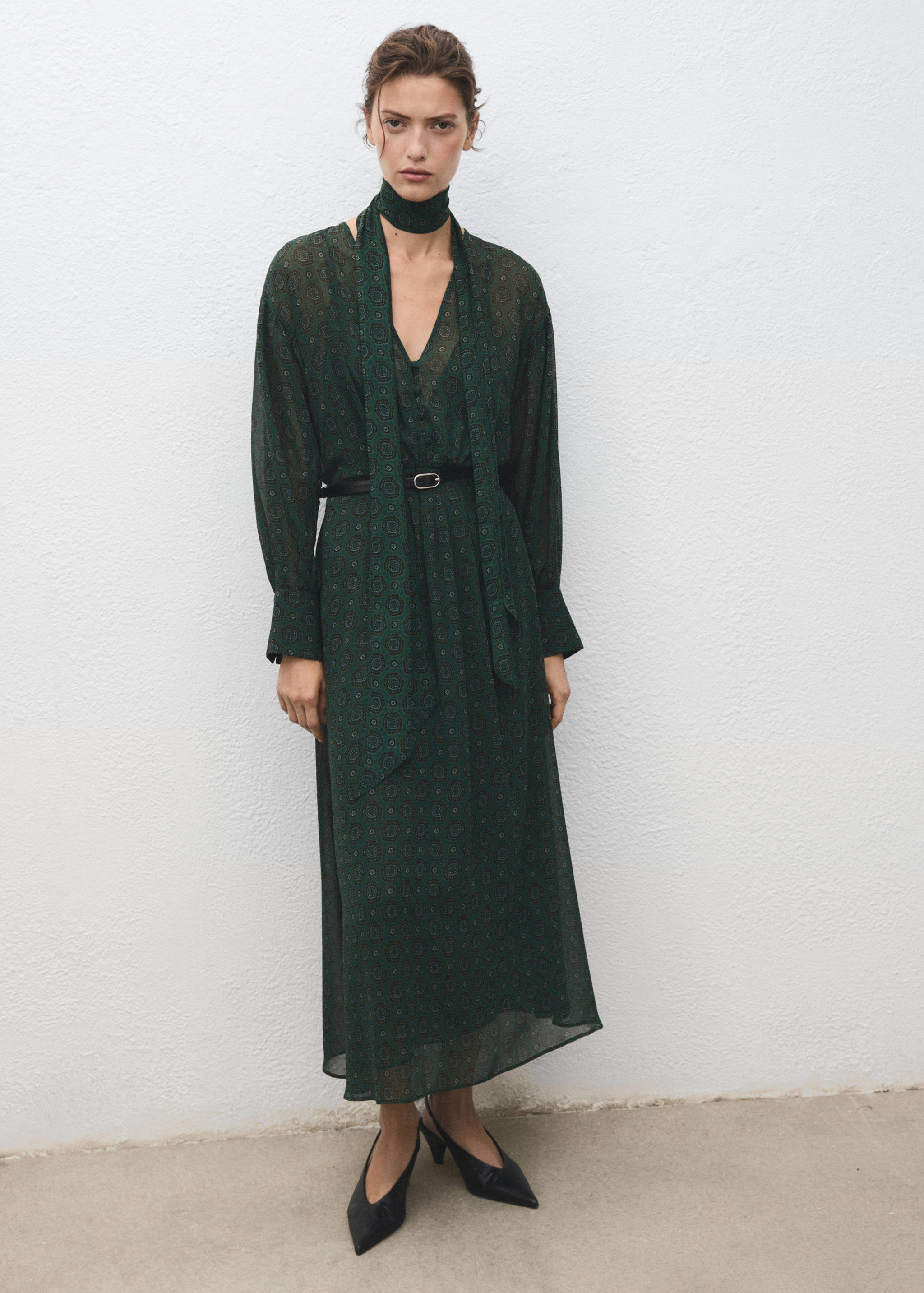 Printed dress with foulard - General plane