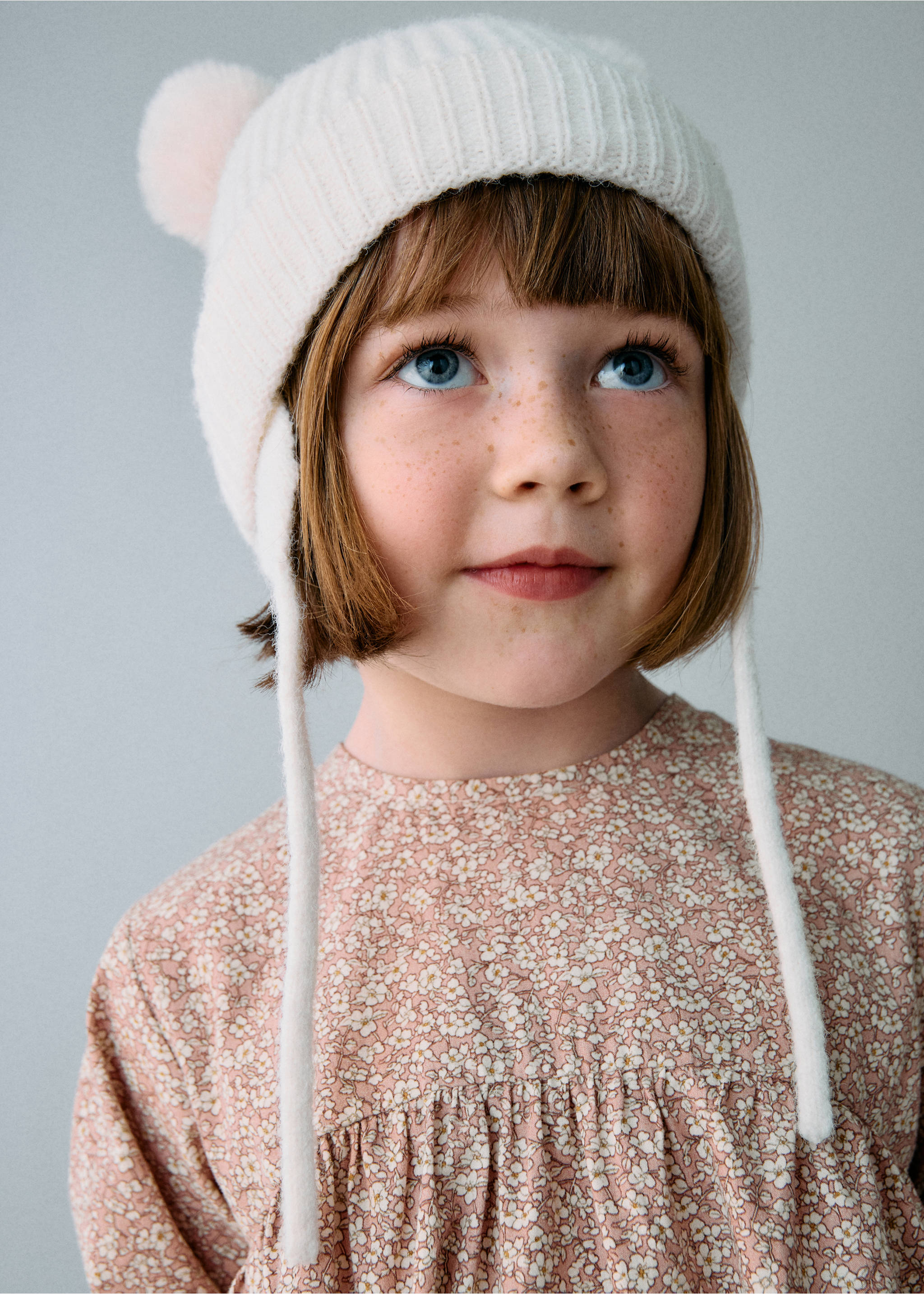 Gorro punto borlas - Detalle del artículo 3, Arena. Ref: 17015985-00.