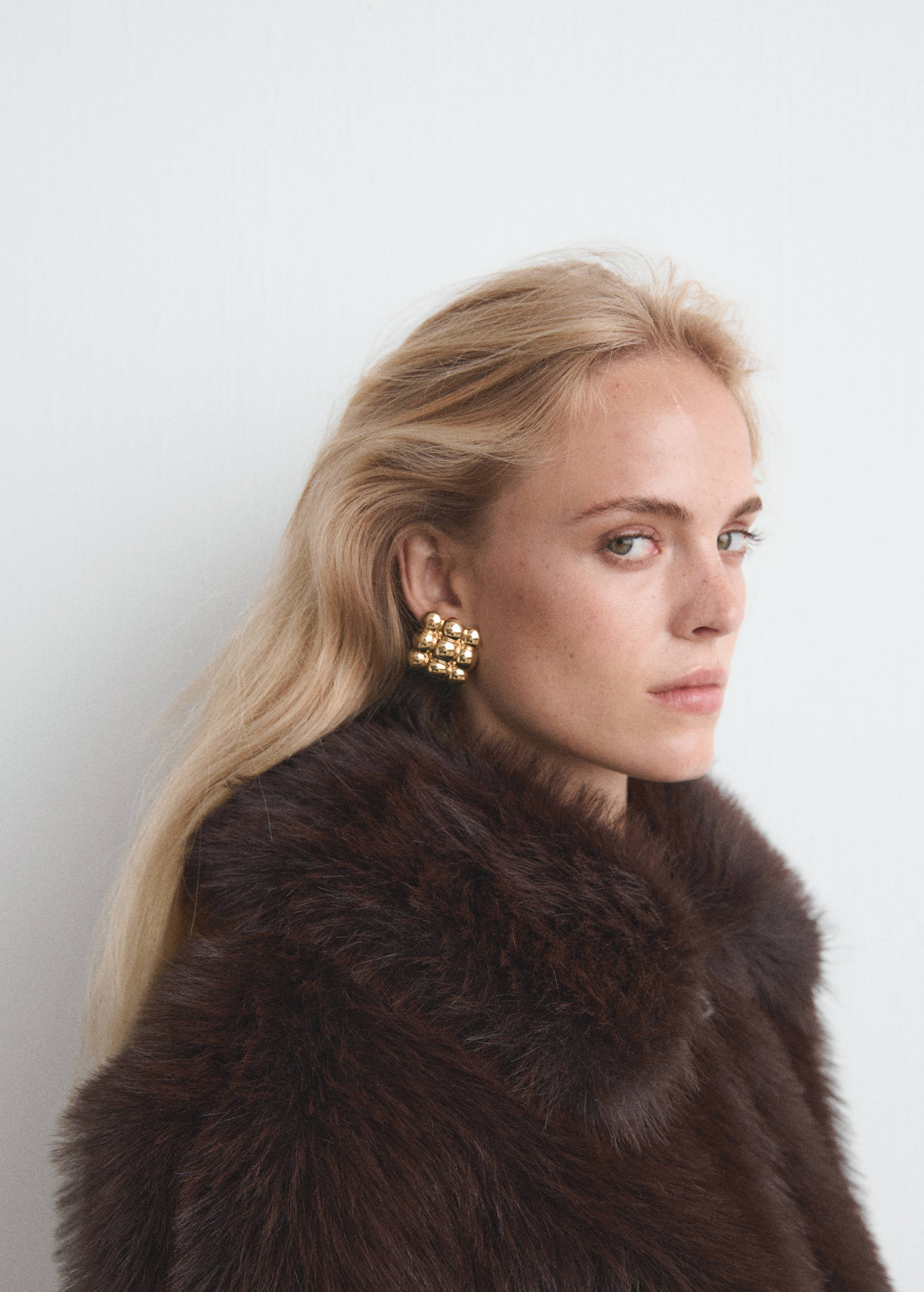 Embossed square earrings - Details of the article 9