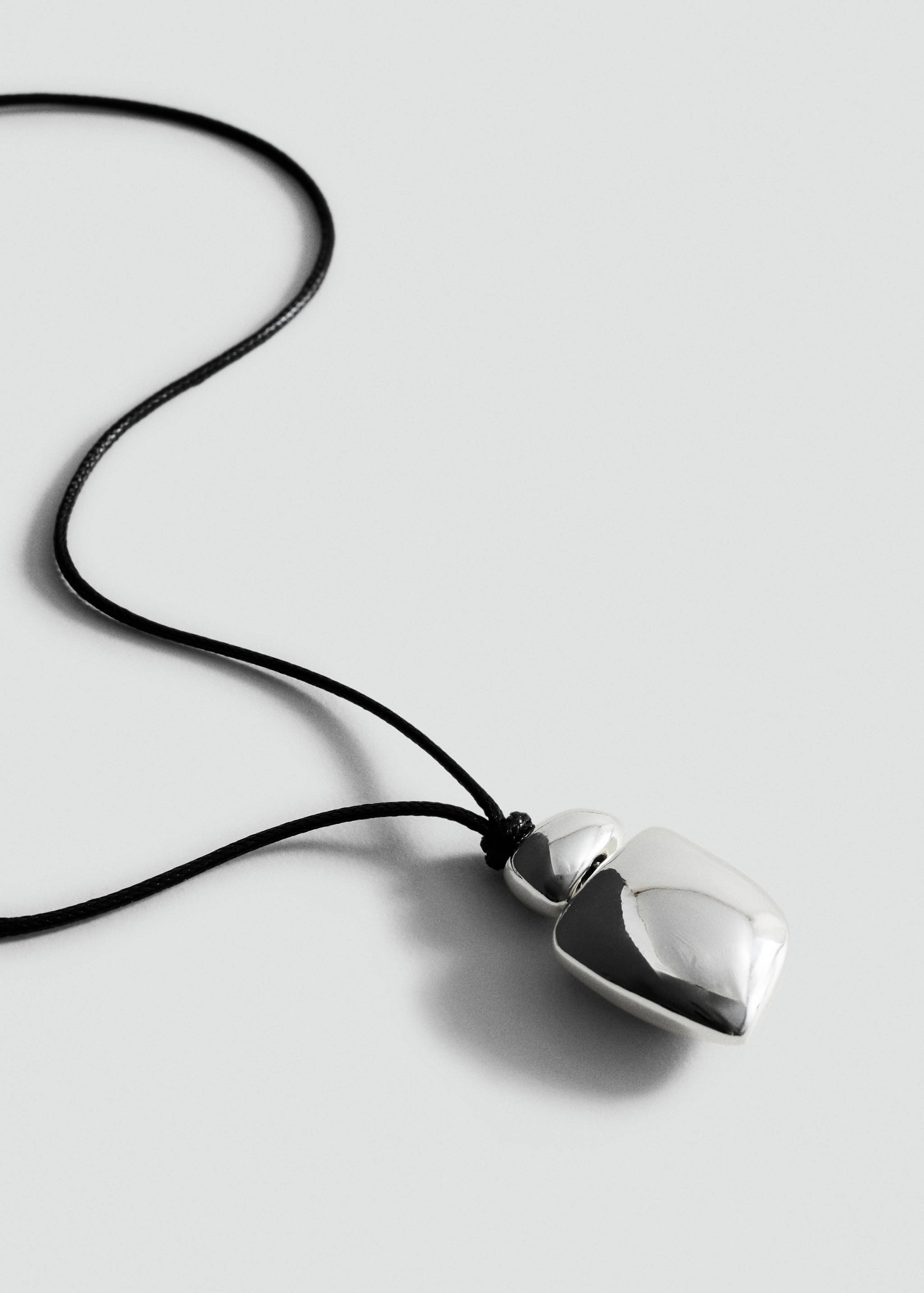 Κολιέ κορδόνι μεταλλικό μενταγιόν - Μεσαίο πλάνο