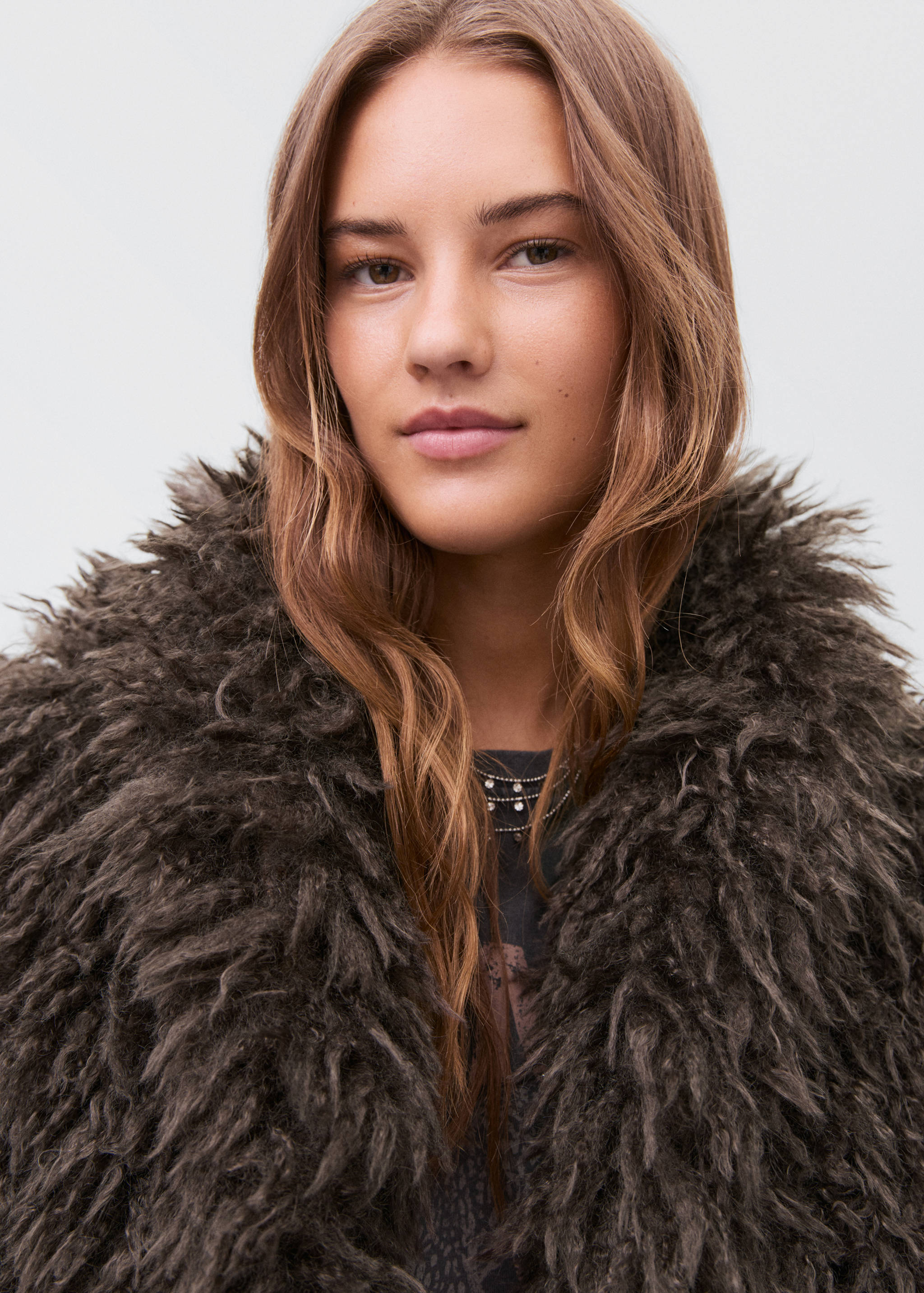 Short faux-fur coat - Details of the article 1