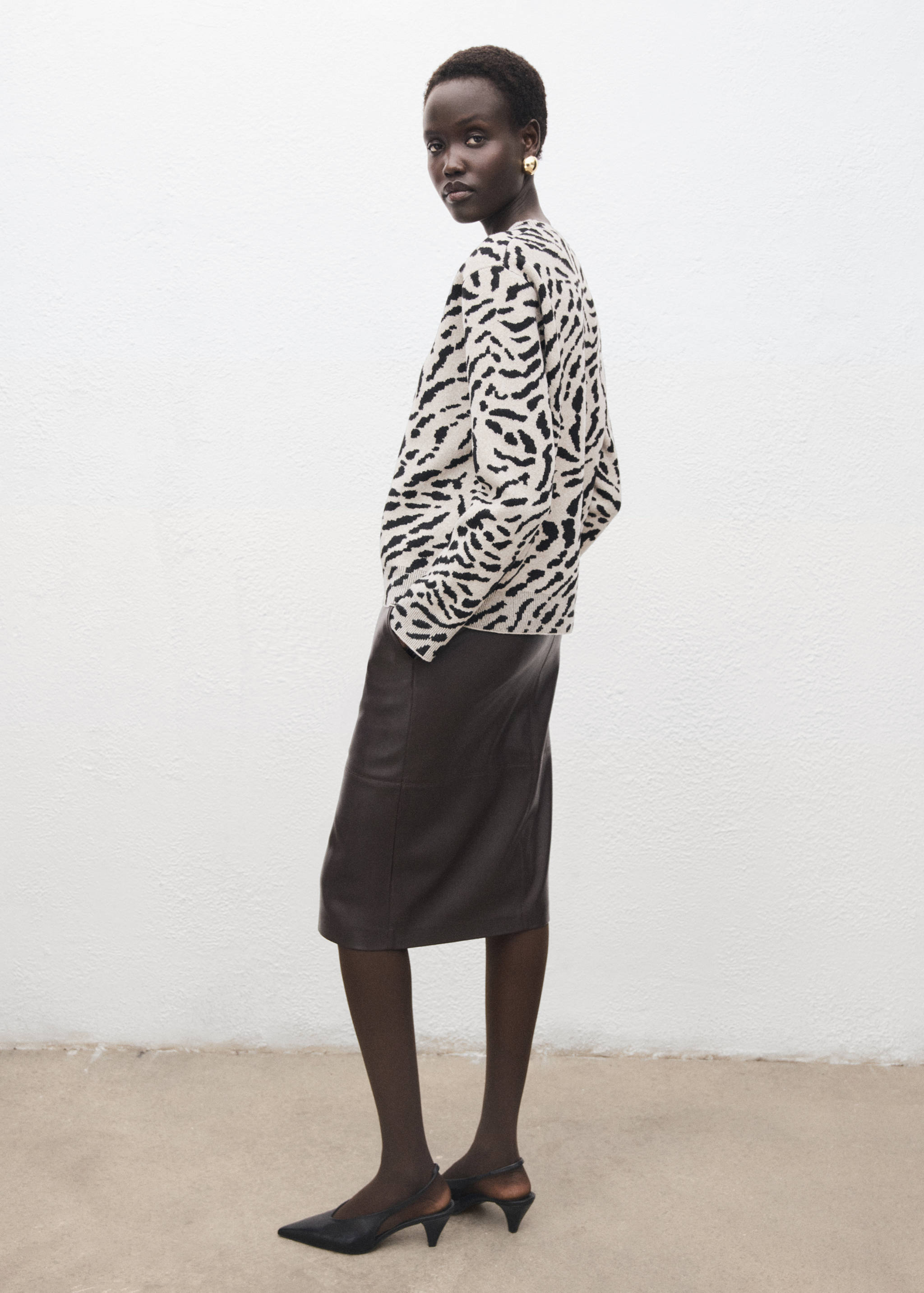 Animal-print knitted sweater - Reverse of the article