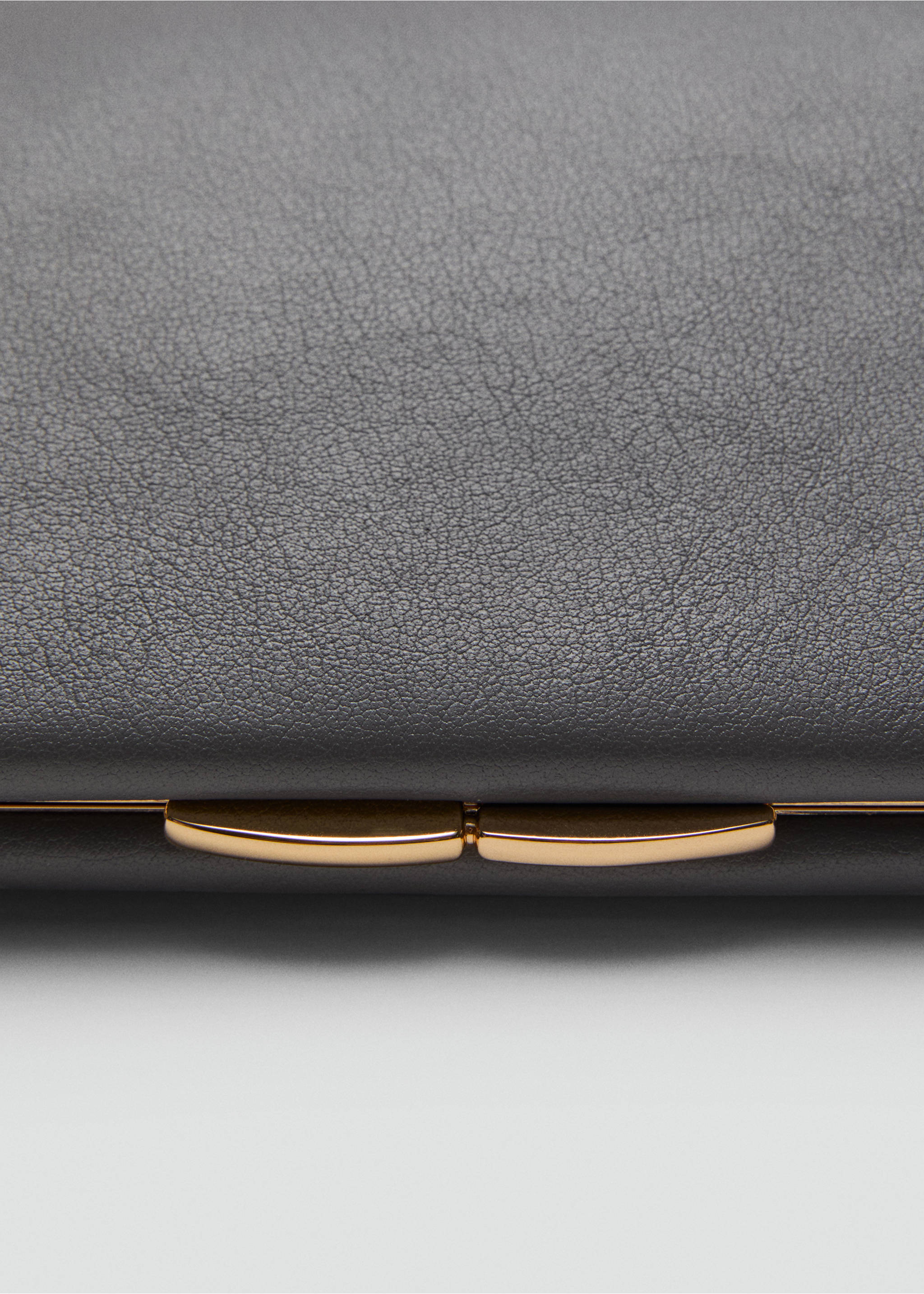 Pochette 100 % cuir - Détail de l'article 1, Gris. Ref: 17016359-00.