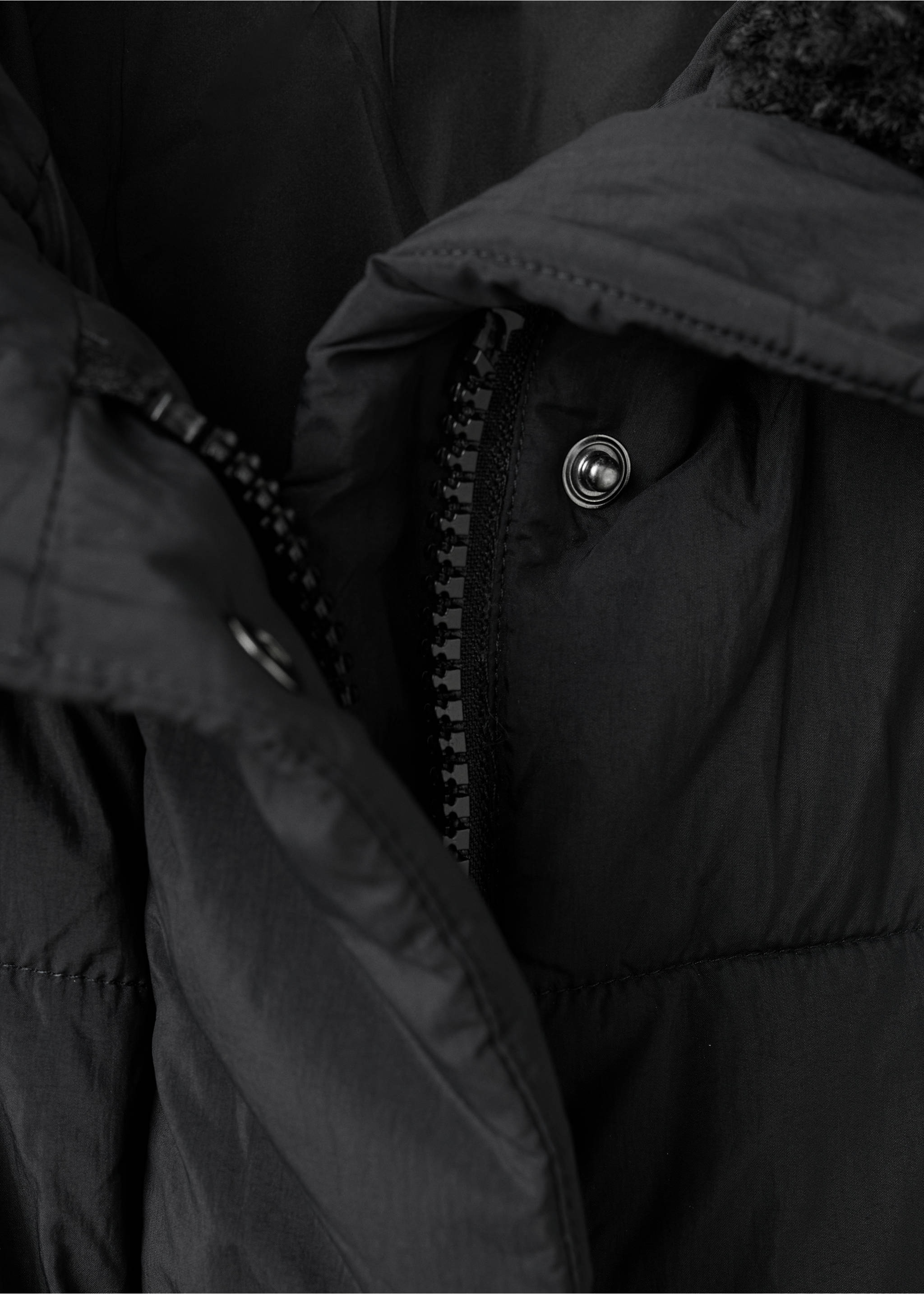 Fitted quilted anorak with hood - Details of the article 8, Black. Ref: 17017766-00.
