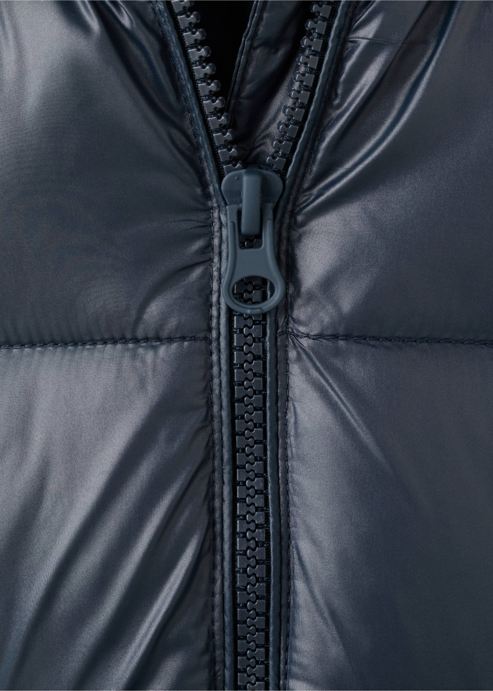 Anorak capucha pelo - Detalle del artículo 8, Azul marino oscuro. Ref: 17017769-00.