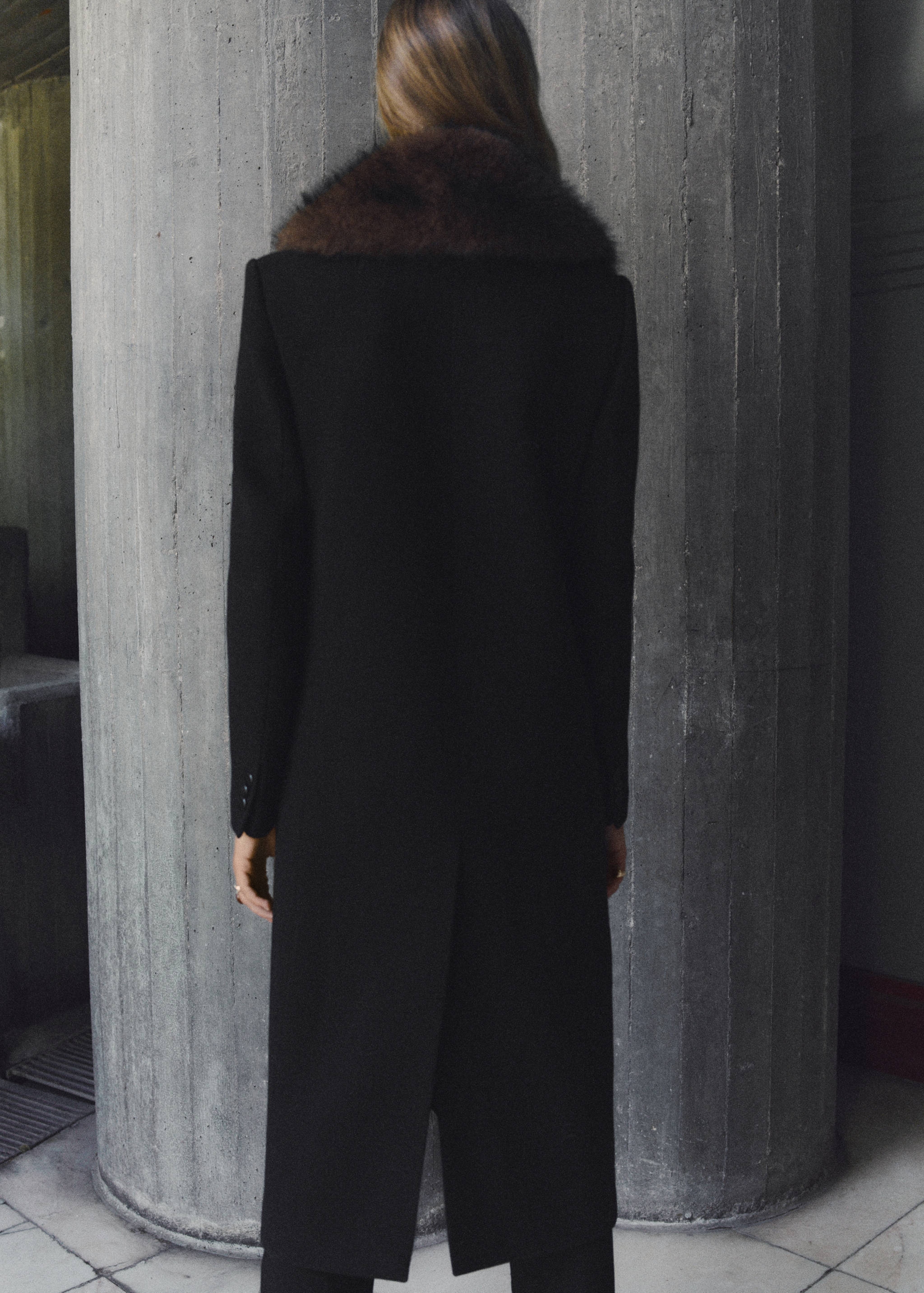 Wool coat with fur collar - Reverse of the article