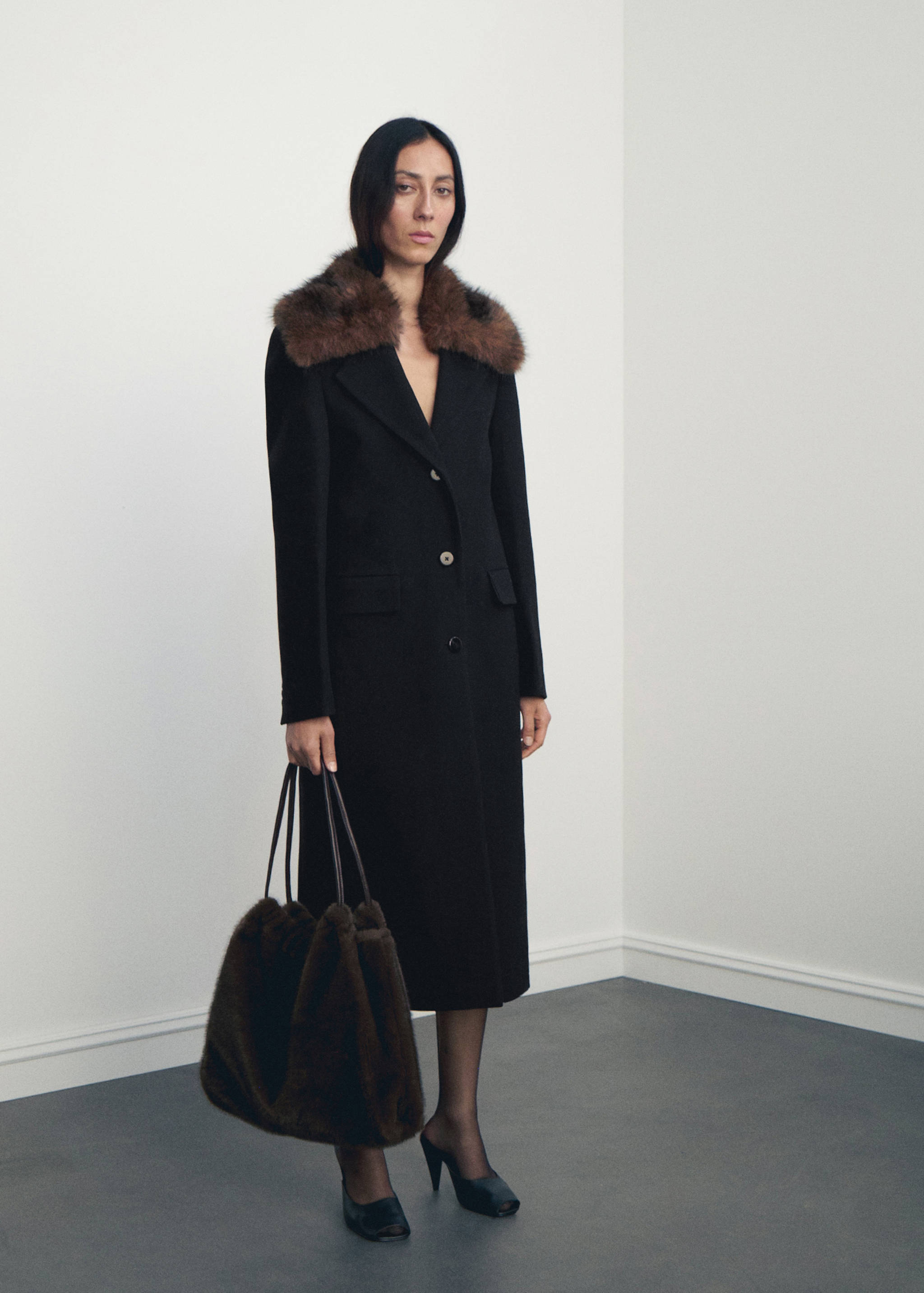 Wool coat with fur collar - General plane
