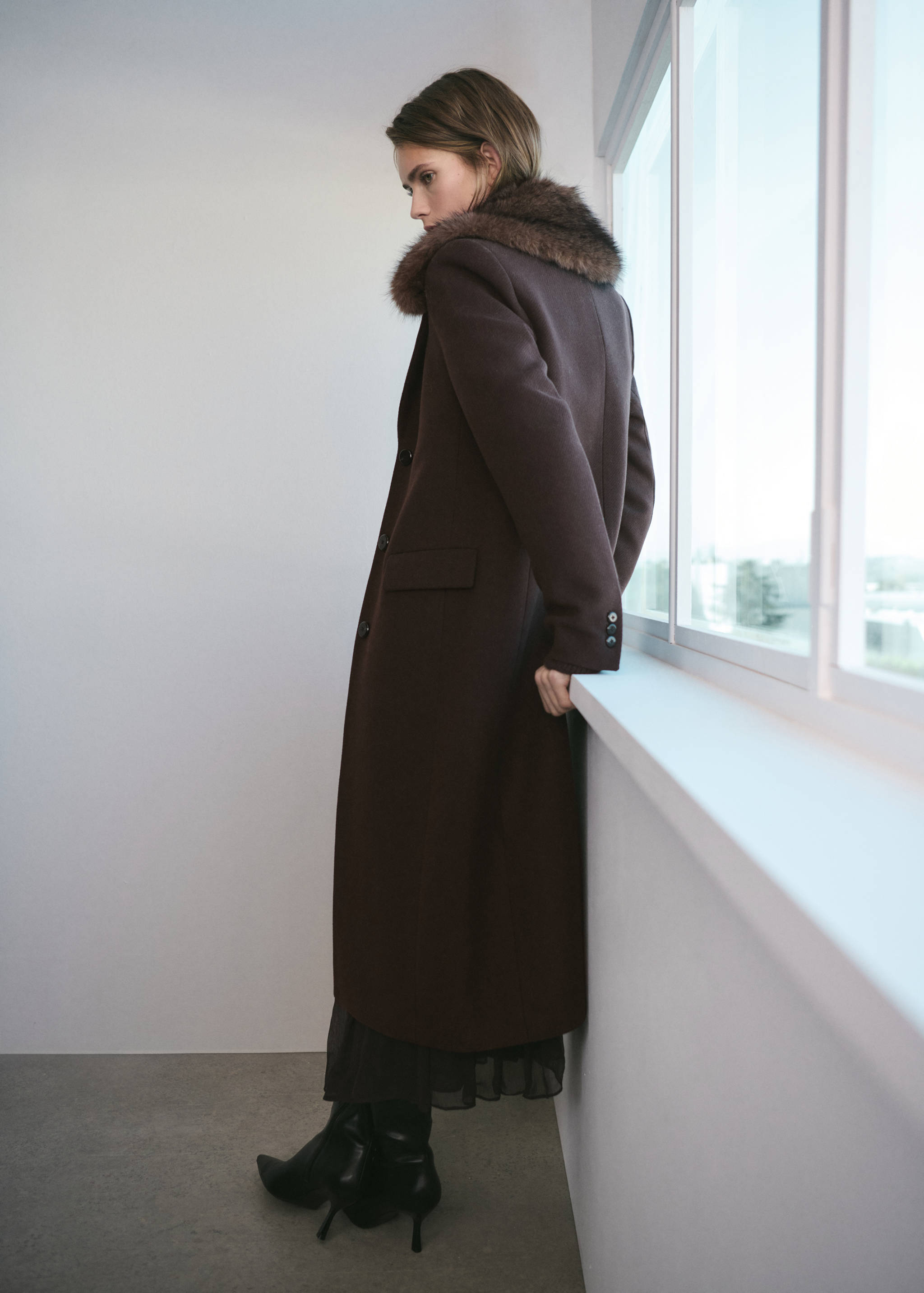 Wool coat with fur collar - Reverse of the article