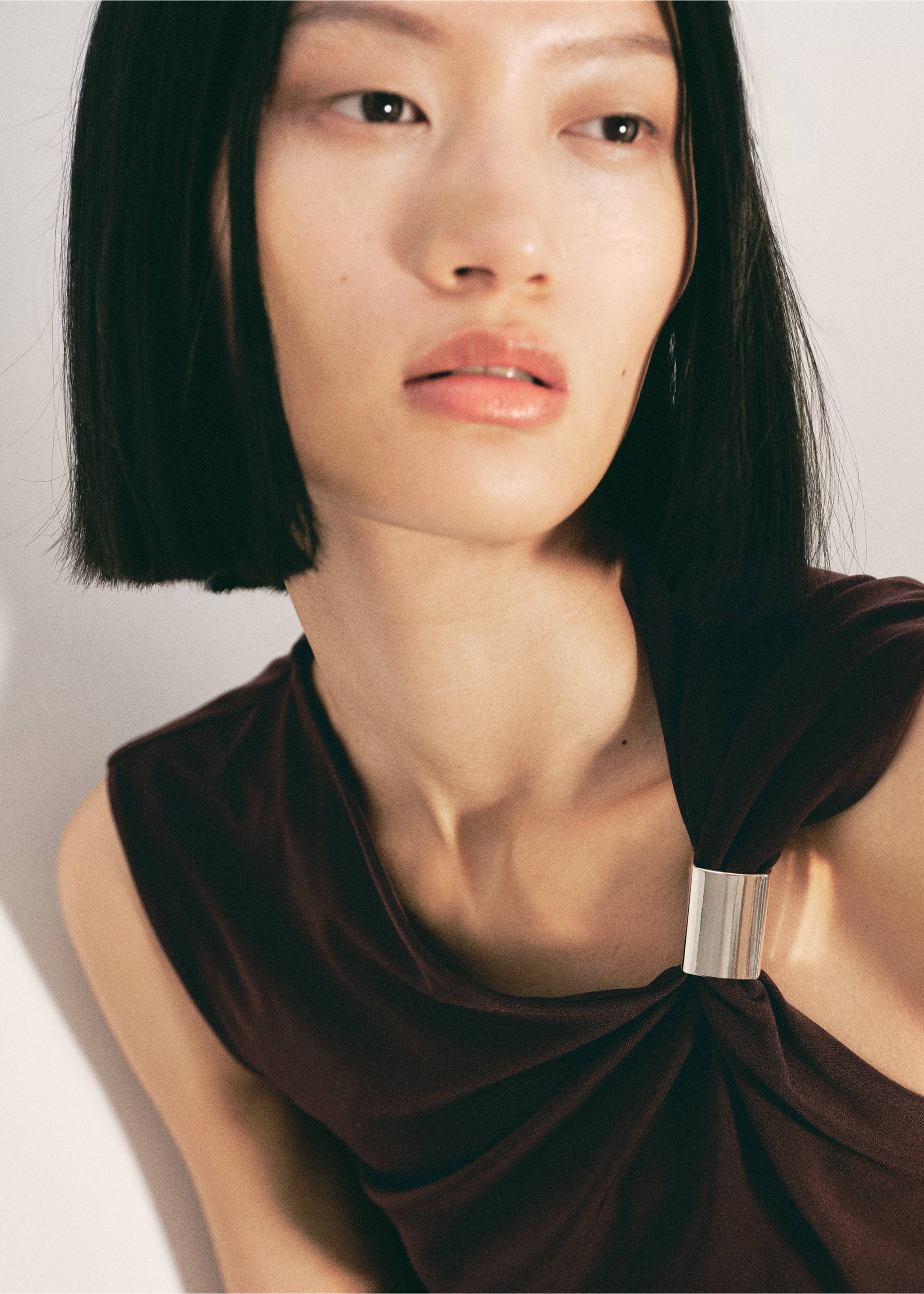 Top with asymmetrical neckline and metallic detail - Details of the article 1, Brown. Ref: 17017795-00.