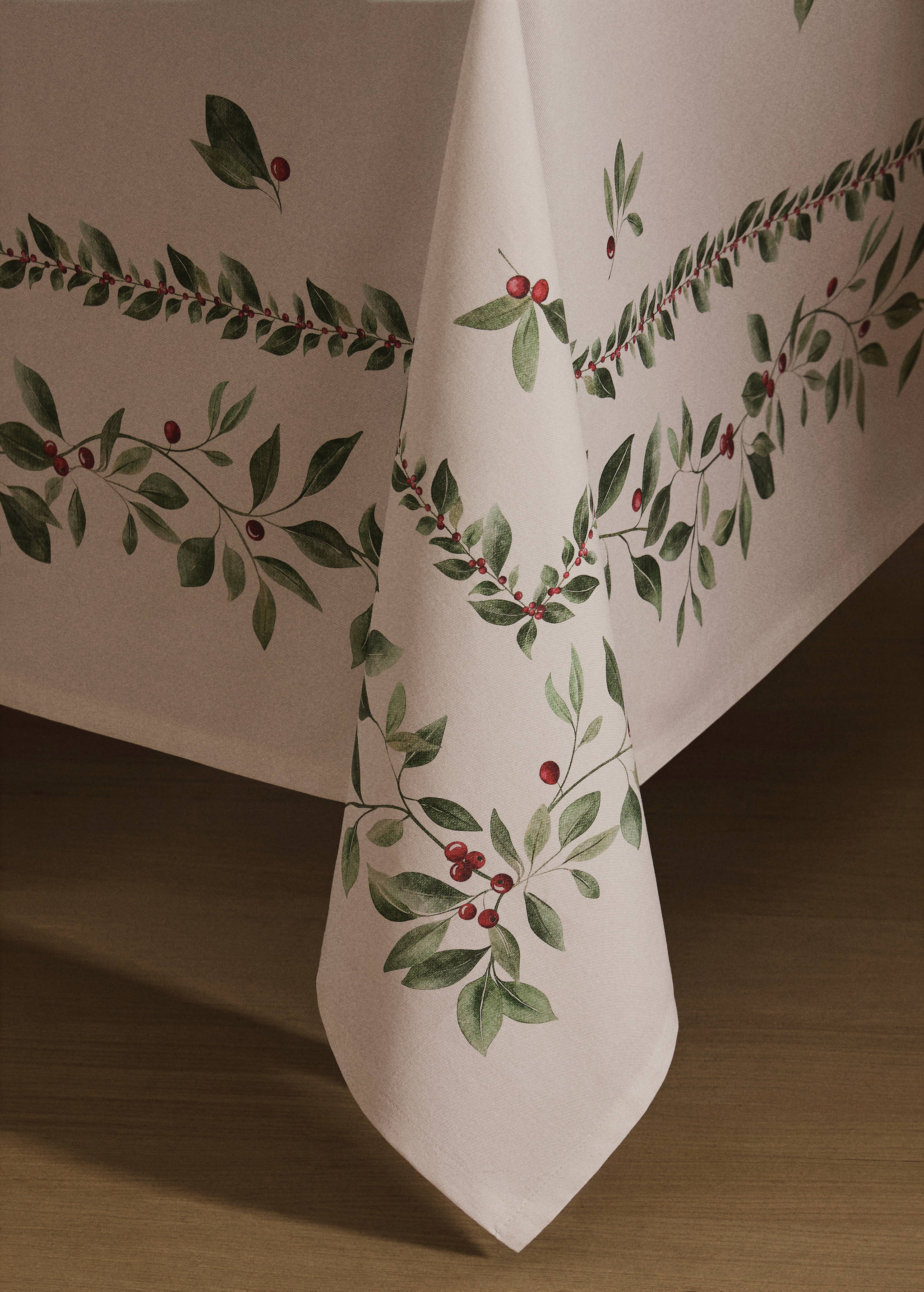 Holly-print cotton tablecloth for 6 to 8 diners - Details of the article 8