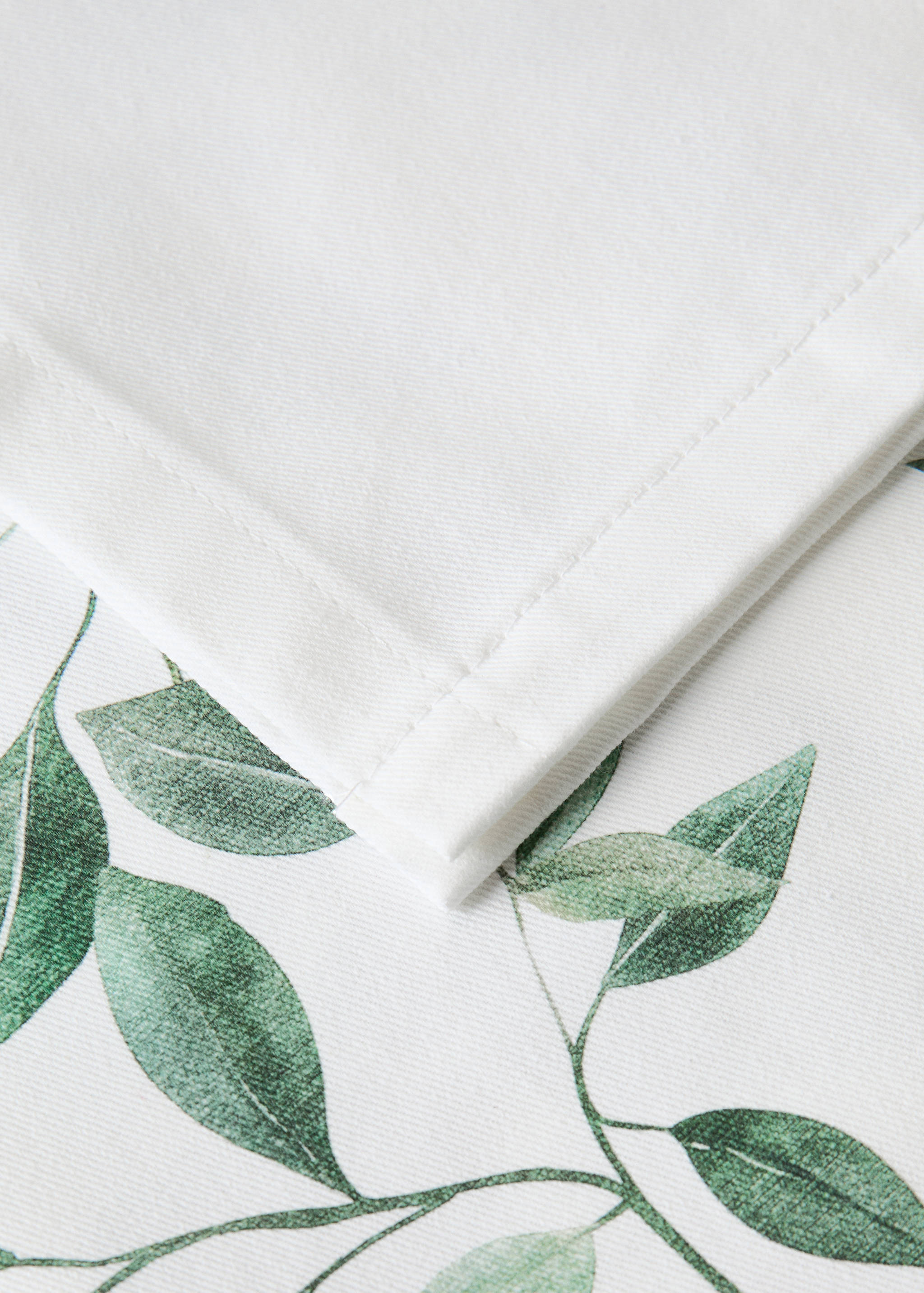 Holly-print cotton tablecloth for 6 to 8 diners - Details of the article 1