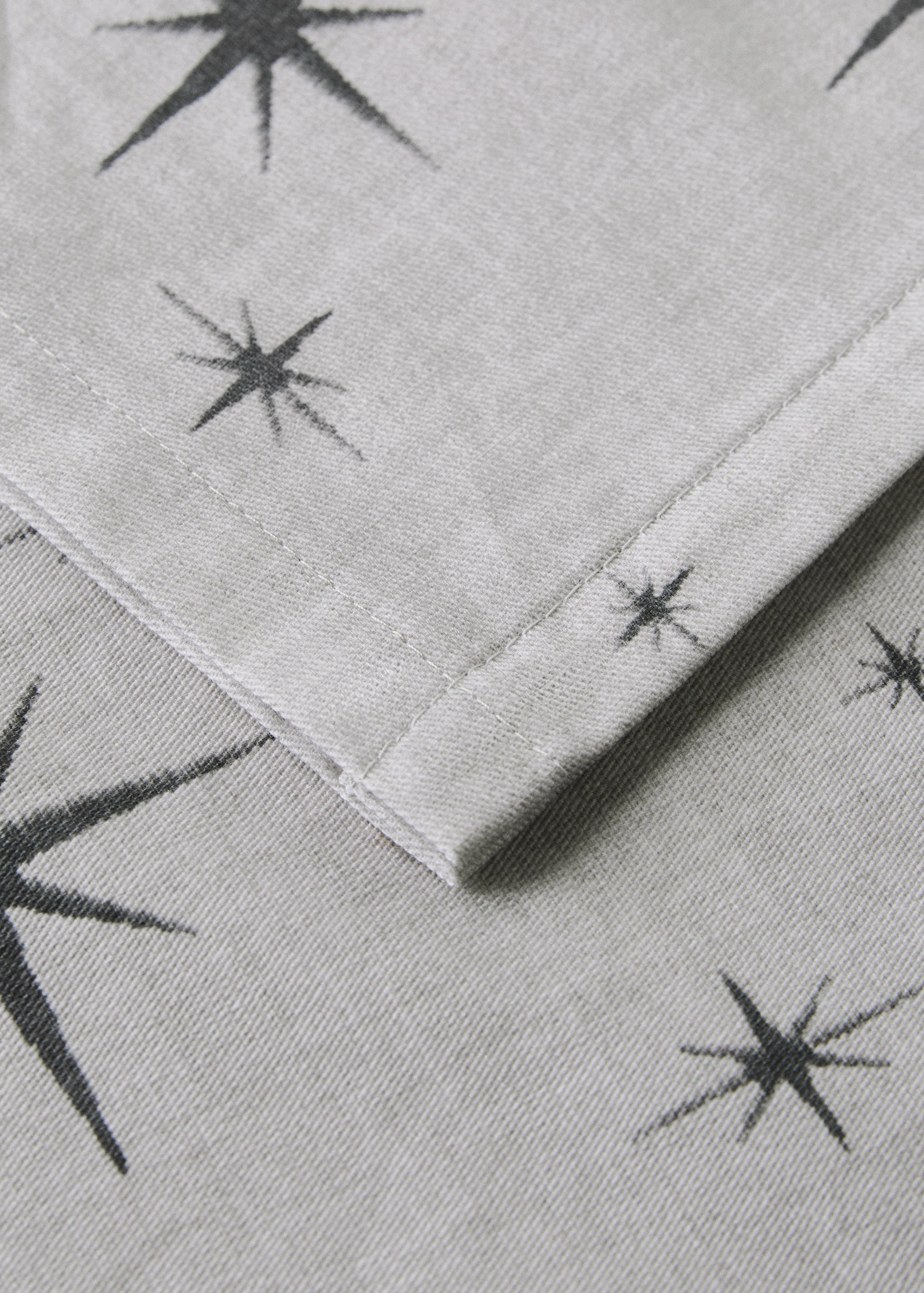 Cotton tablecloth with star pattern for 6 to 8 diners - Details of the article 1
