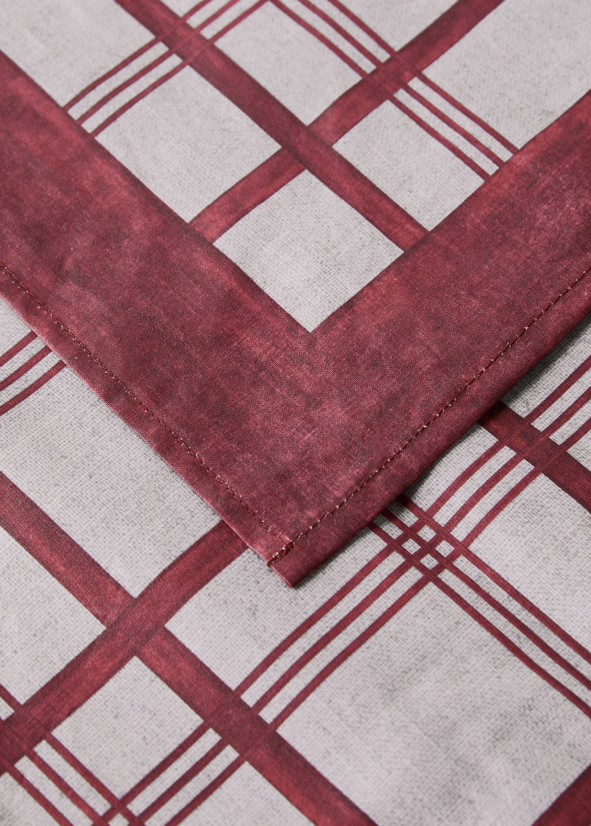 Resin-coated striped tablecloth for 6 to 8 diners - Details of the article 1