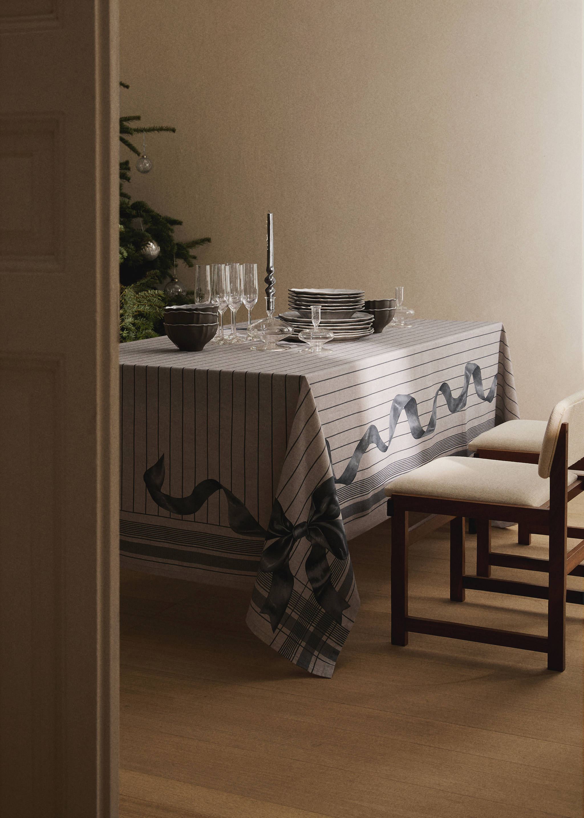 Cotton tablecloth with bow pattern for 6 to 8 diners - General plane