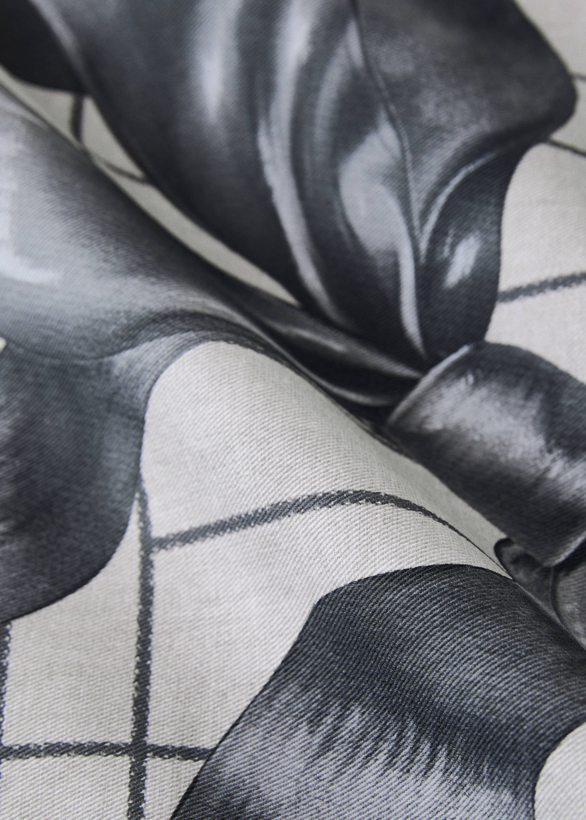 Cotton tablecloth with bow pattern for 6 to 8 diners - Details of the article 2