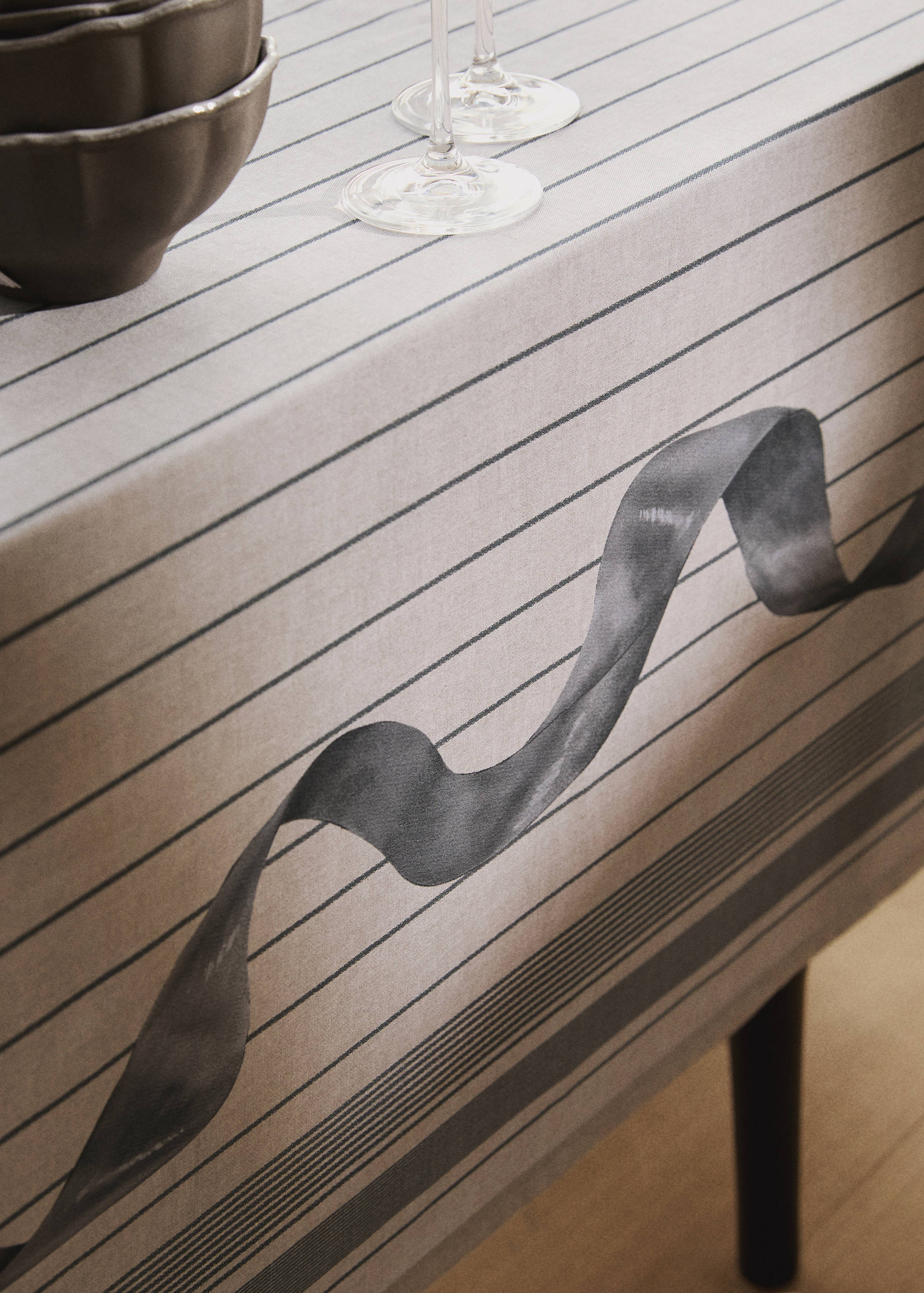 Cotton tablecloth with bow pattern for 8 to 10 diners - Details of the article 7