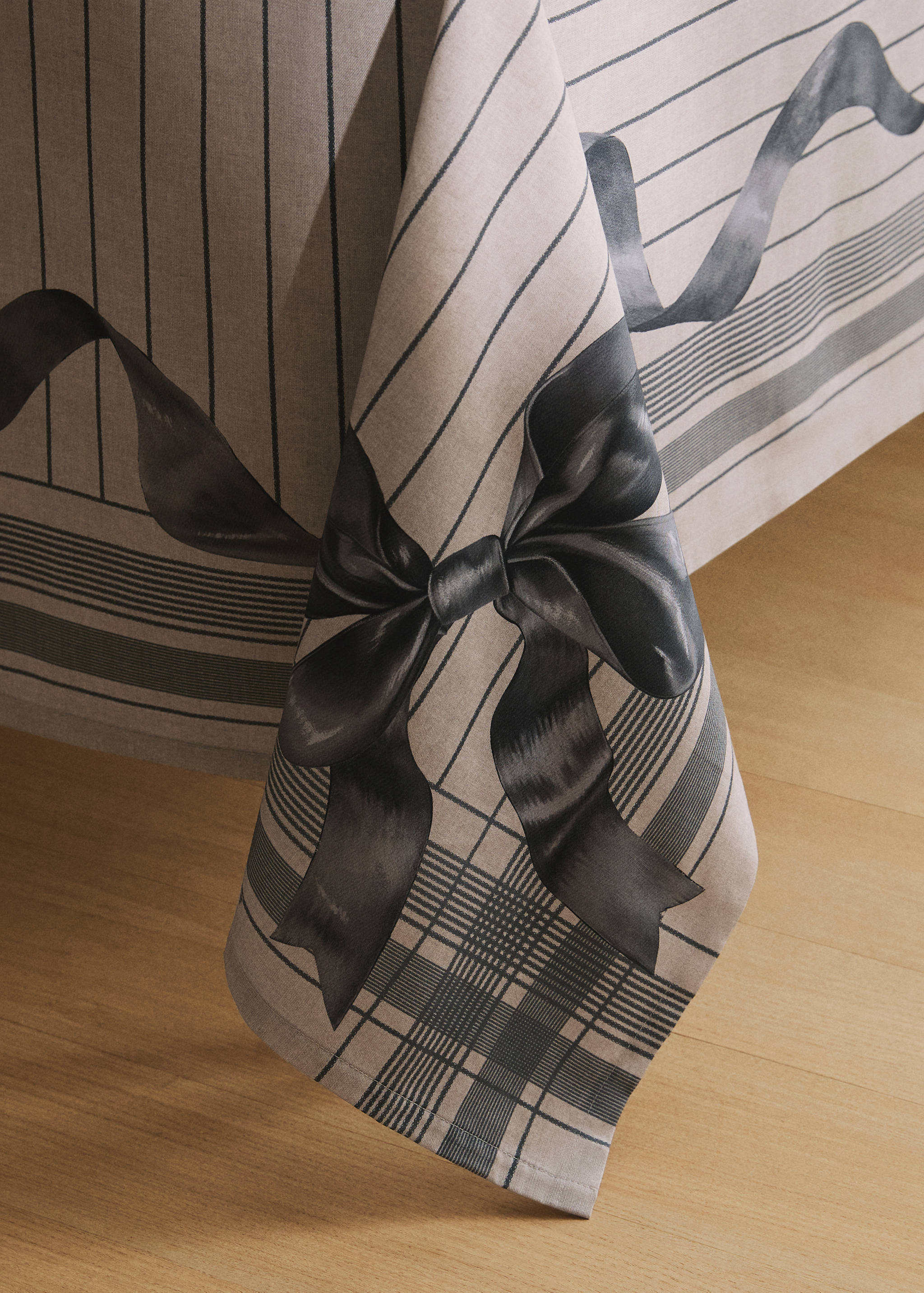Cotton tablecloth with bow pattern for 8 to 10 diners - Details of the article 8