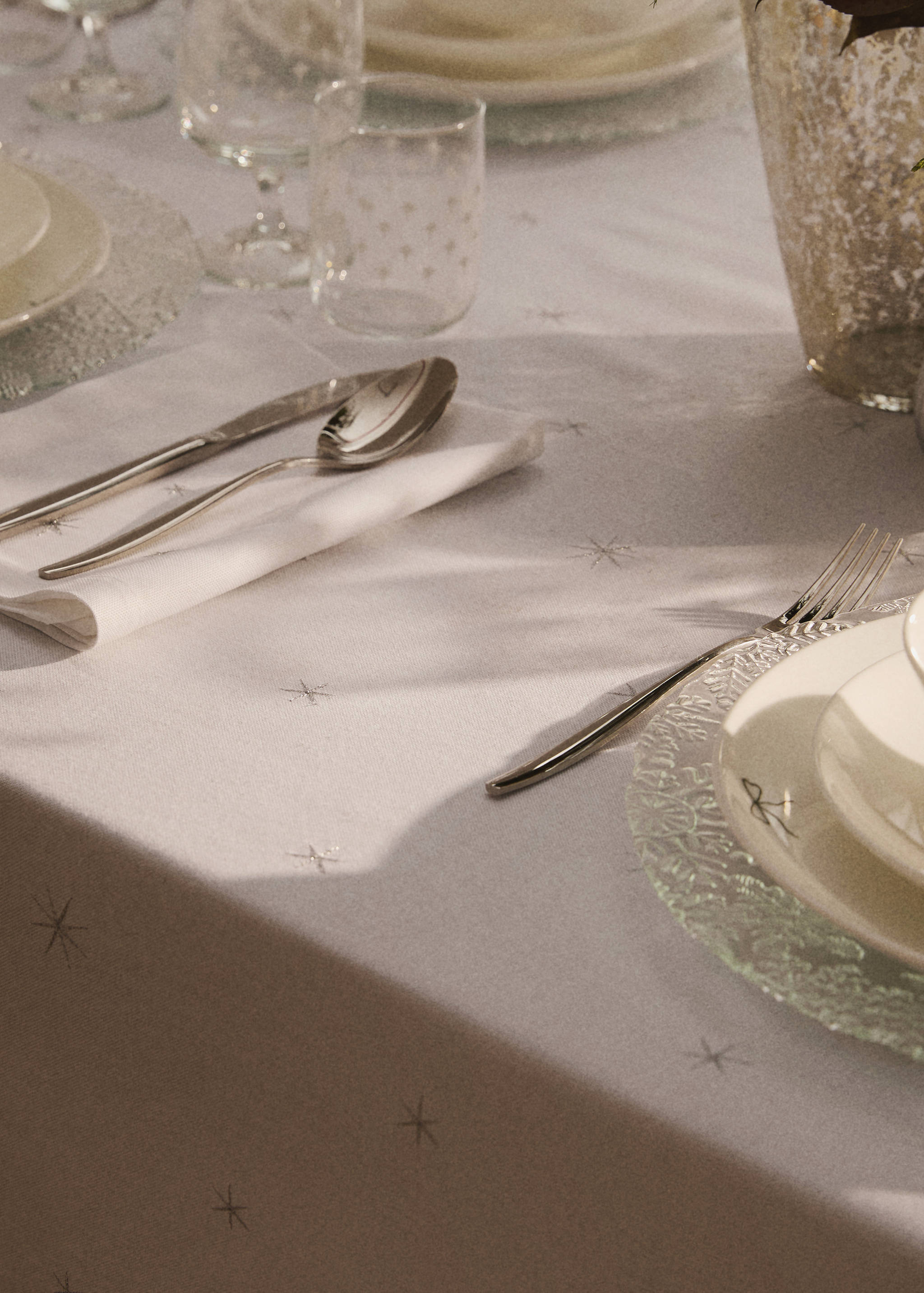 100% cotton tablecloth with embroidered star details for 2 to 4 diners - Details of the article 7