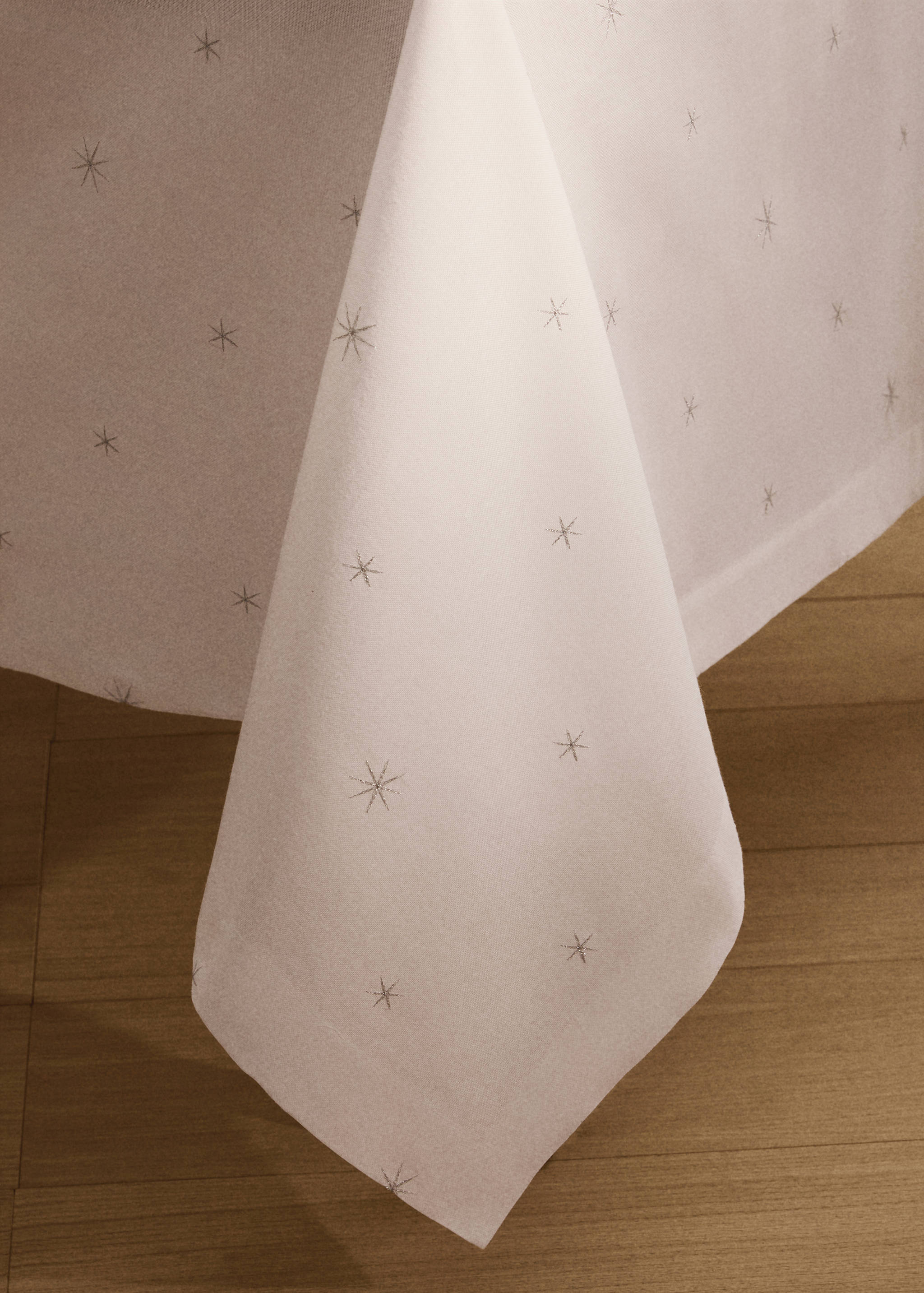 100% cotton tablecloth with embroidered star details for 2 to 4 diners - Details of the article 8