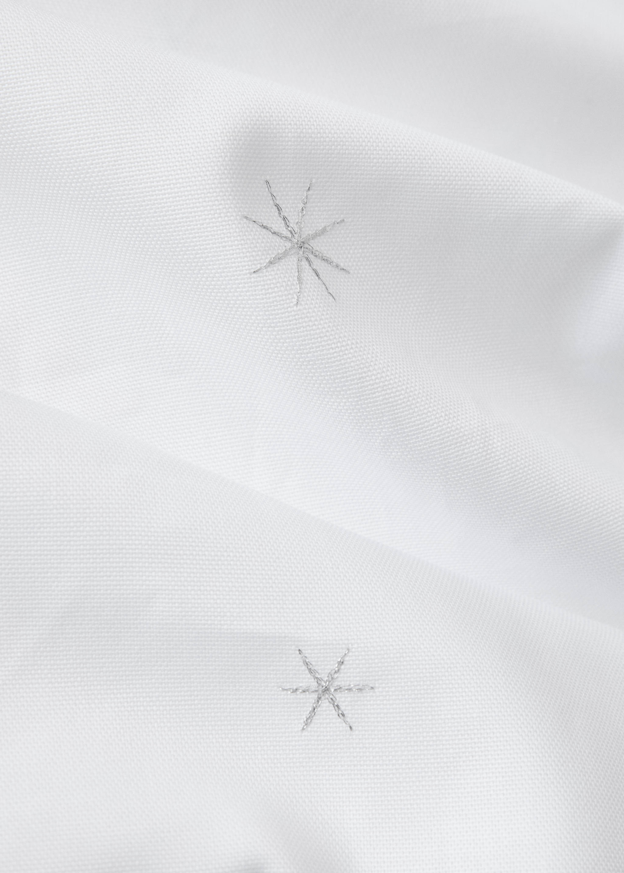 100% cotton tablecloth with embroidered star details for 2 to 4 diners - Details of the article 2