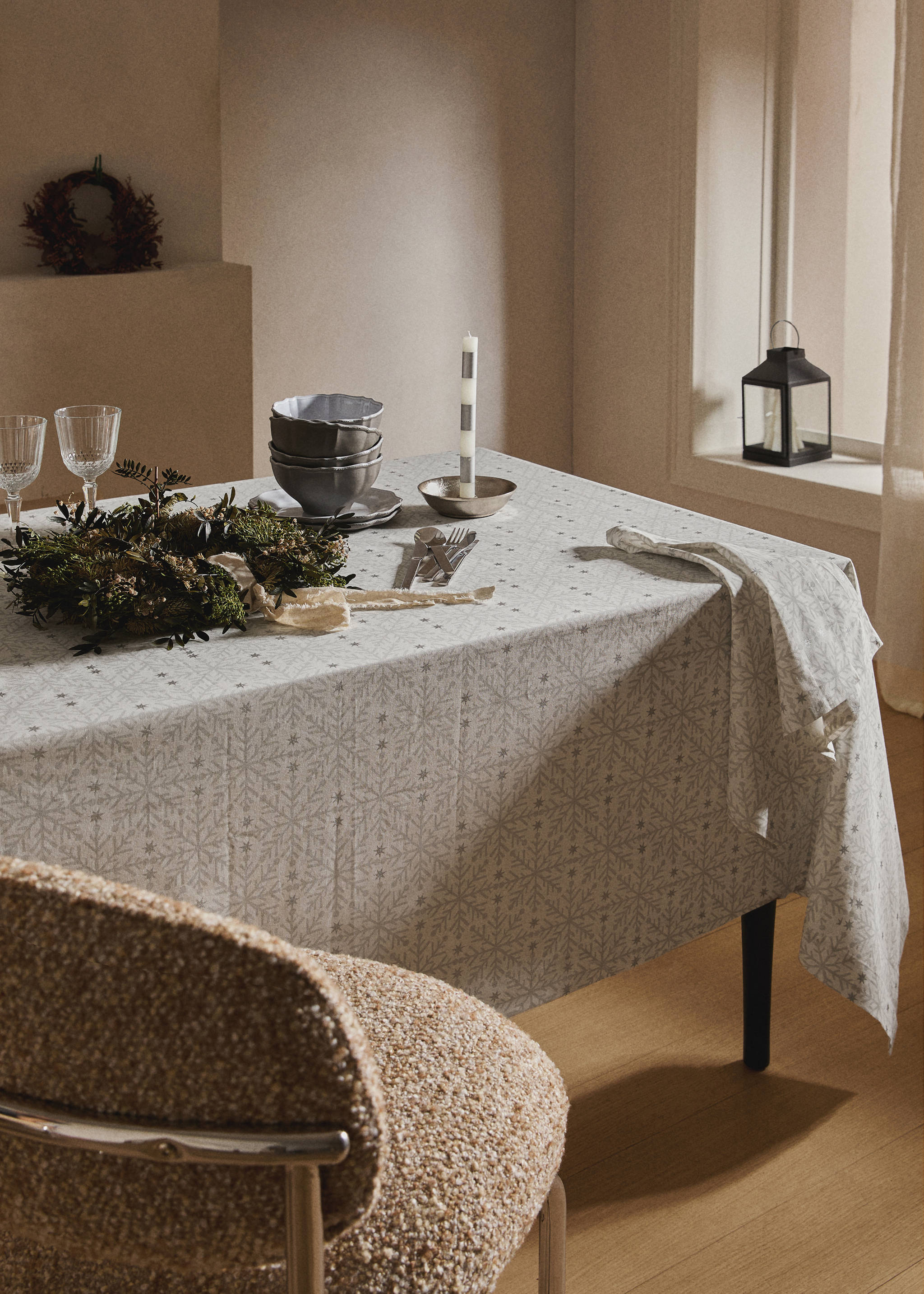 100% cotton tablecloth with Christmas snowflake printed motif for 6 to 8 diners - General plane