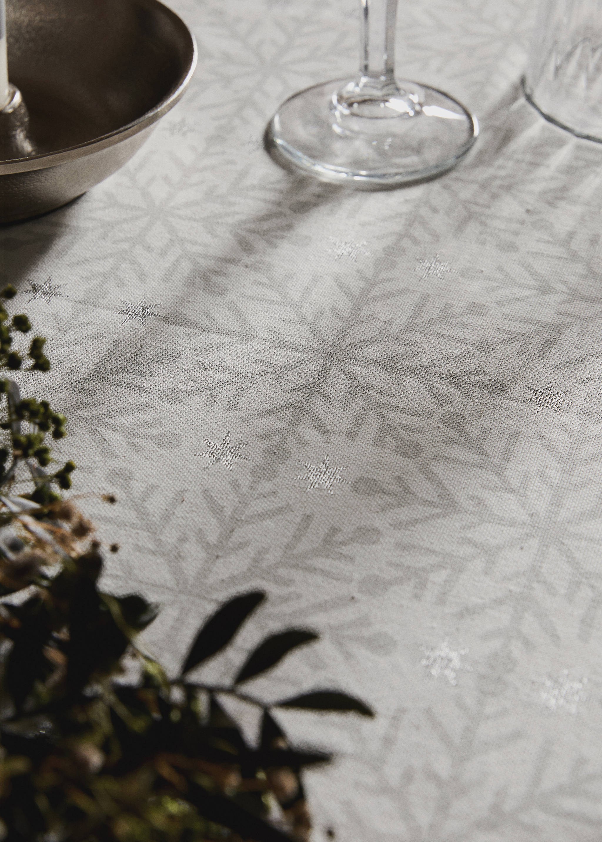 100% cotton tablecloth with Christmas snowflake printed motif for 6 to 8 diners - Details of the article 7