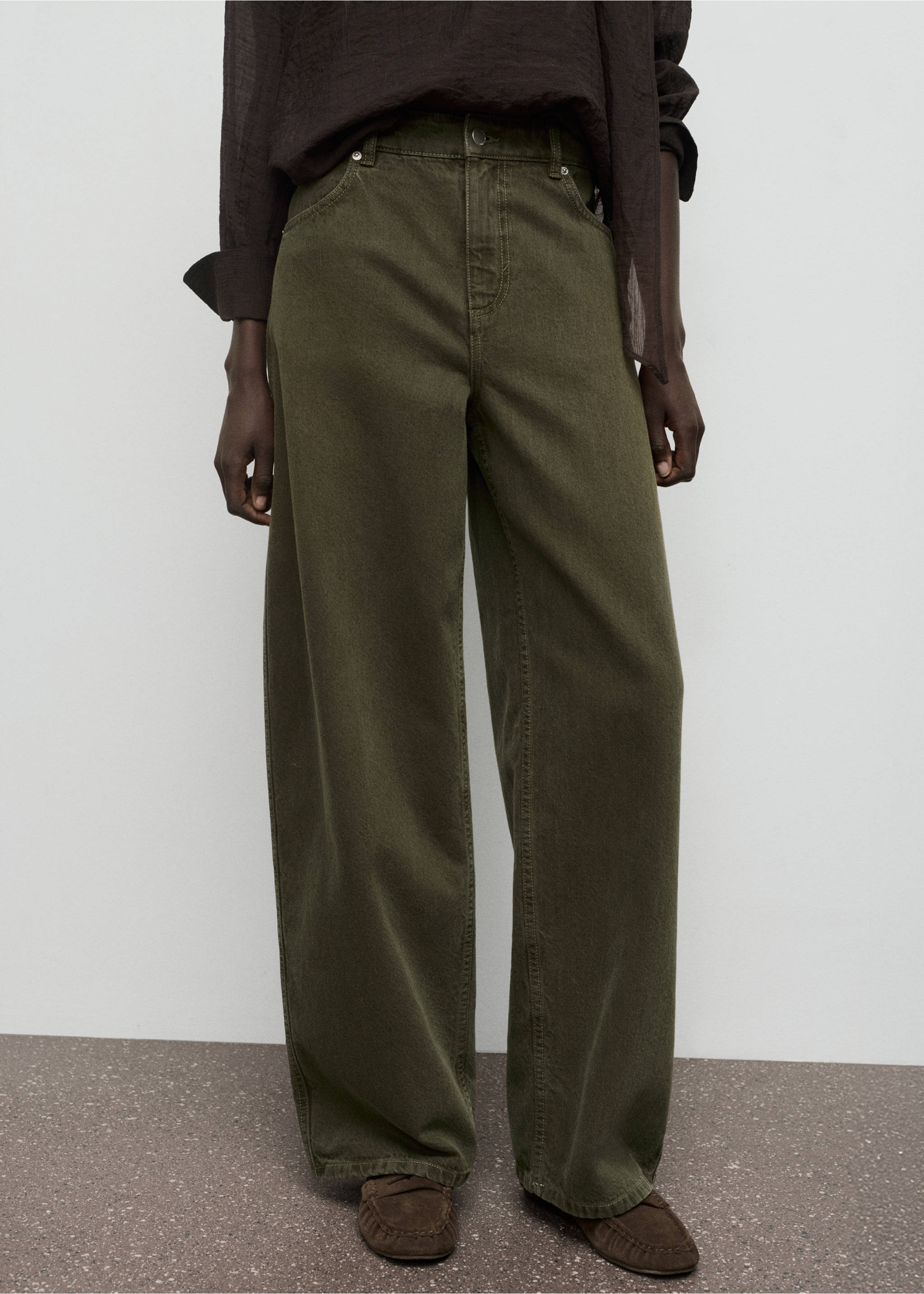 Jean barrel taille basse - Plan moyen, Kaki. Ref: 17017821-00.