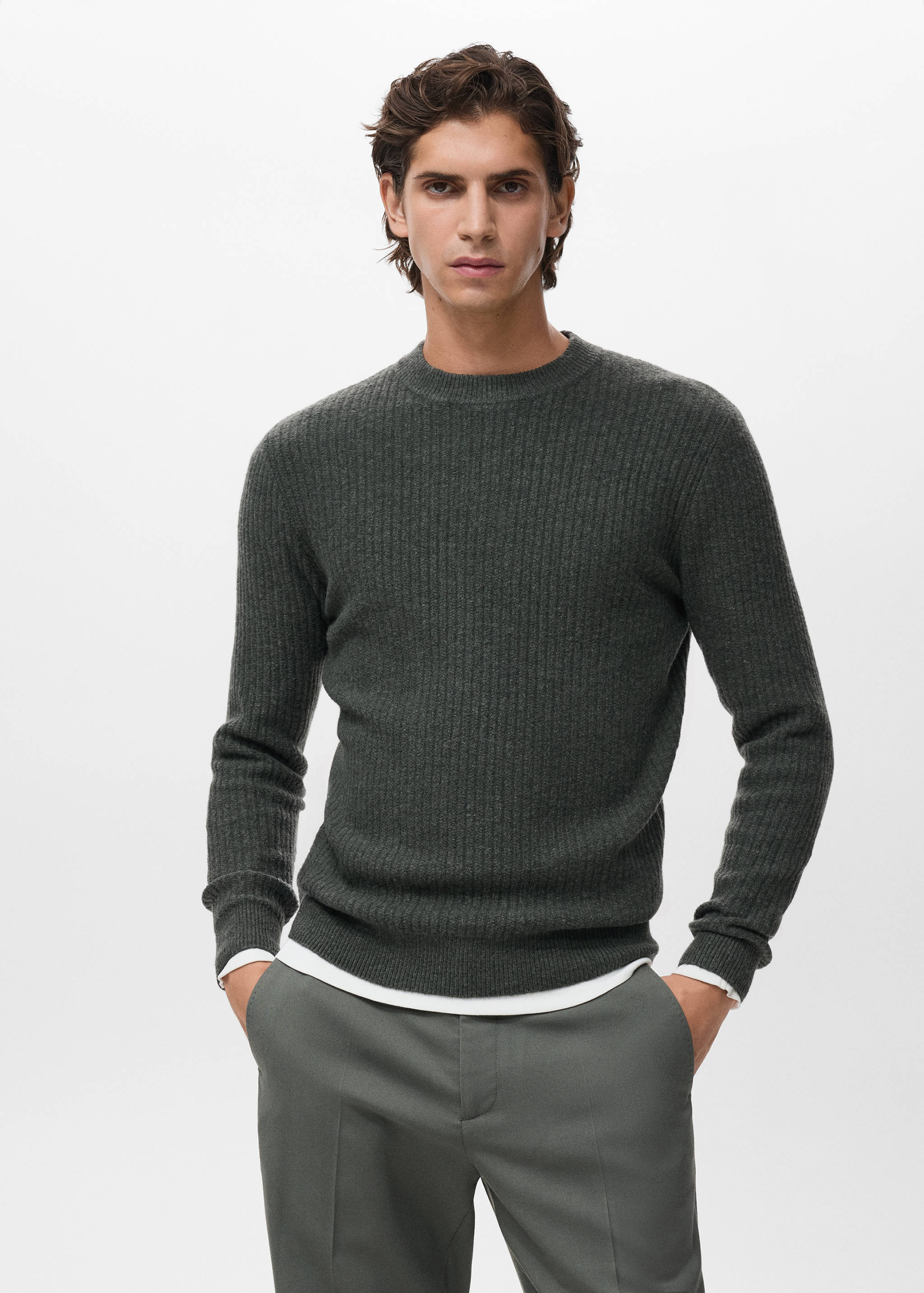Knitted ribbed sweater - Medium plane