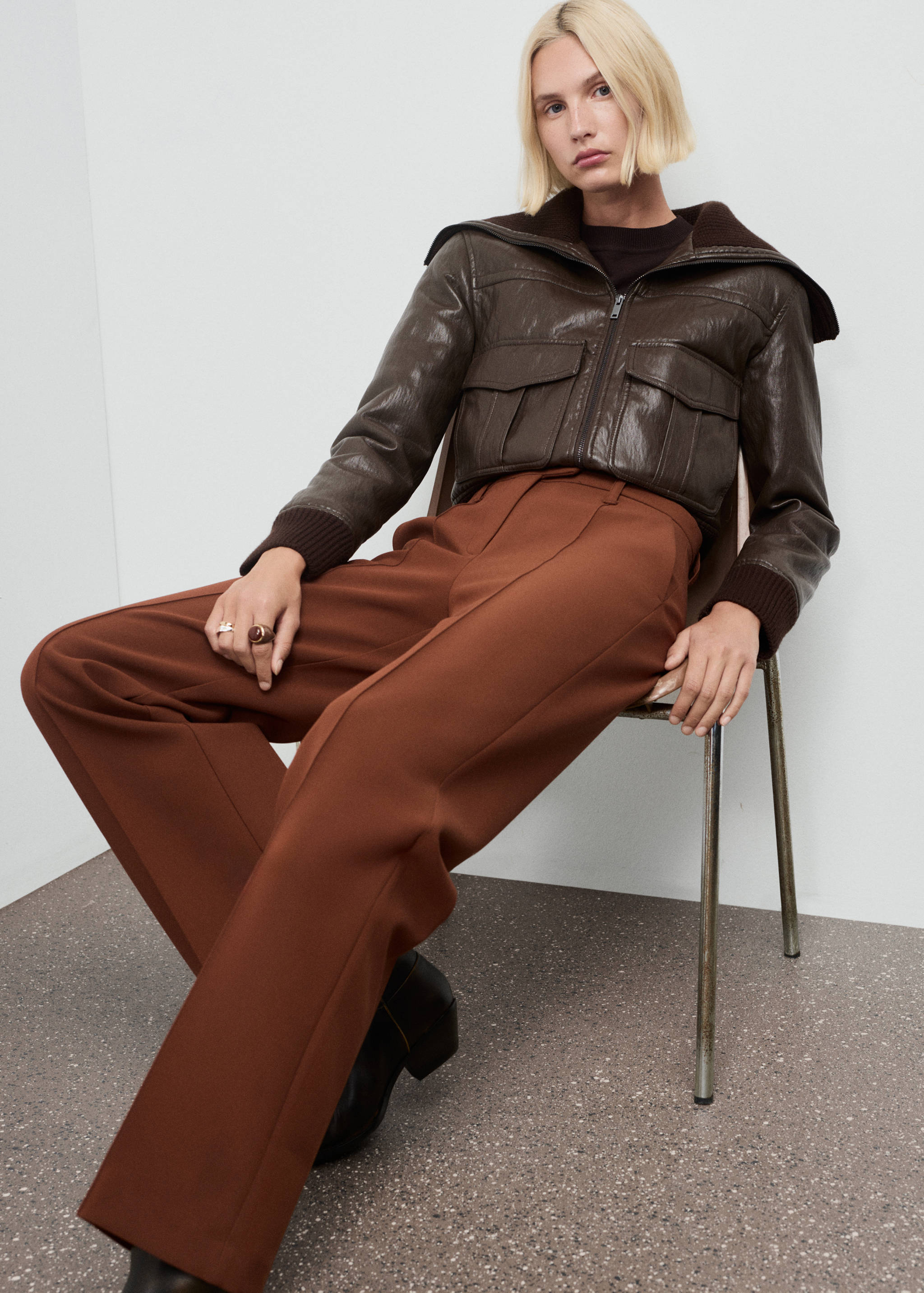 Seam-detail straight-fit pants - Details of the article 2